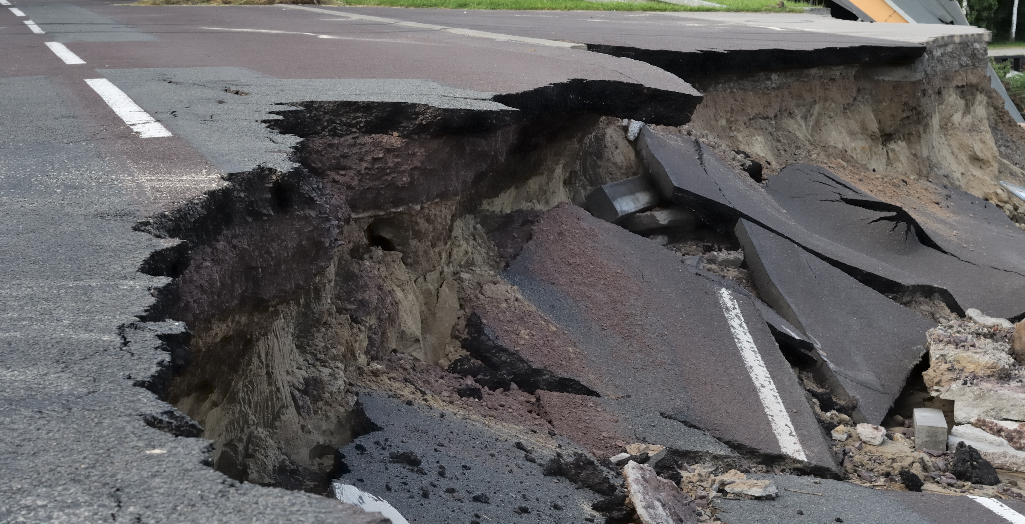 Nahaufnahme einer frischen Rutschung an einer Asphaltstraße.