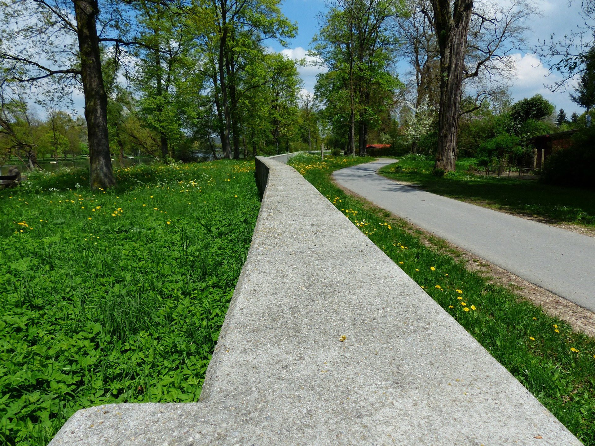 Hochwasserschutzweg an einem Grünstreifen