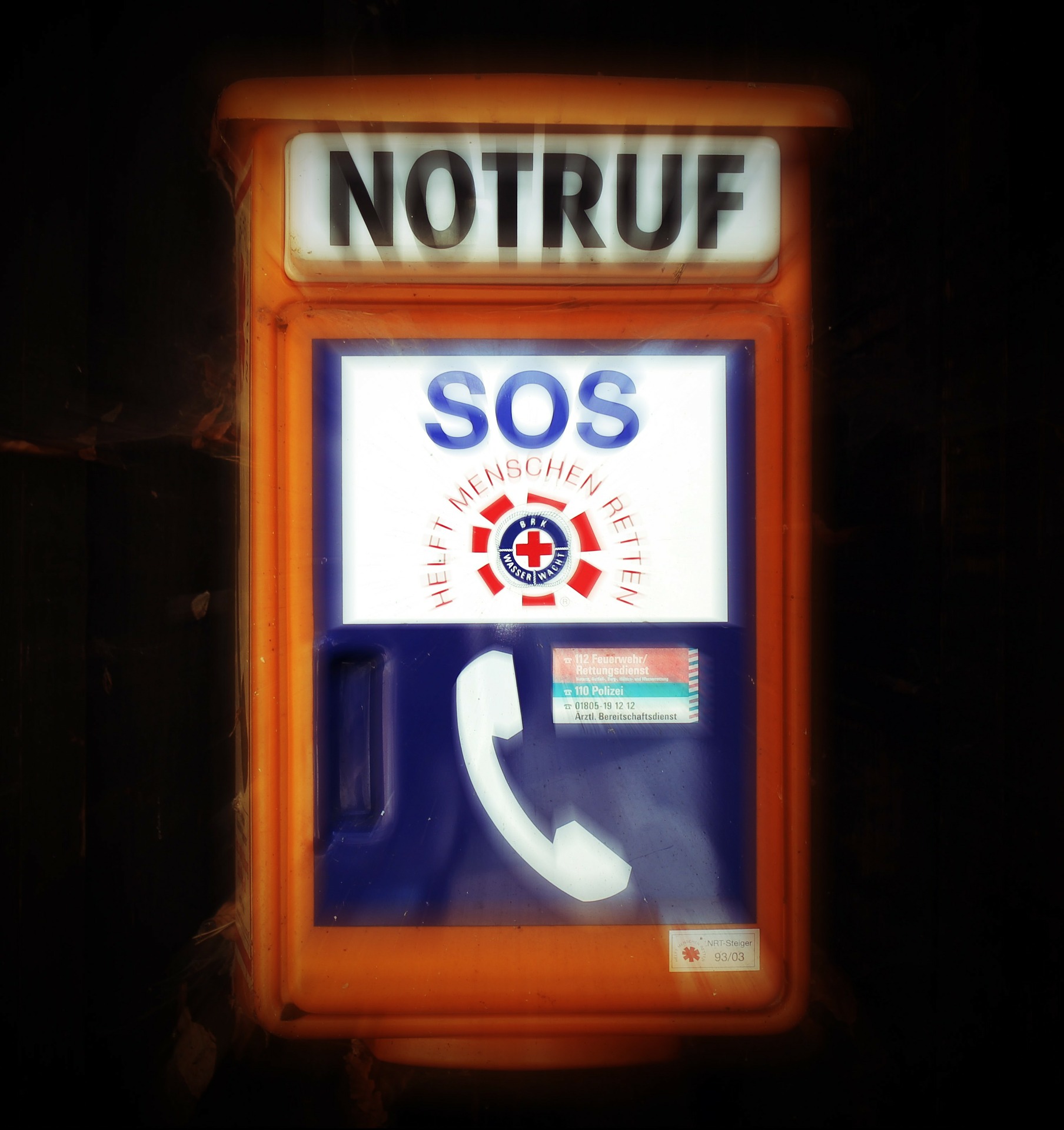 Orangene Notruftelefonsäule