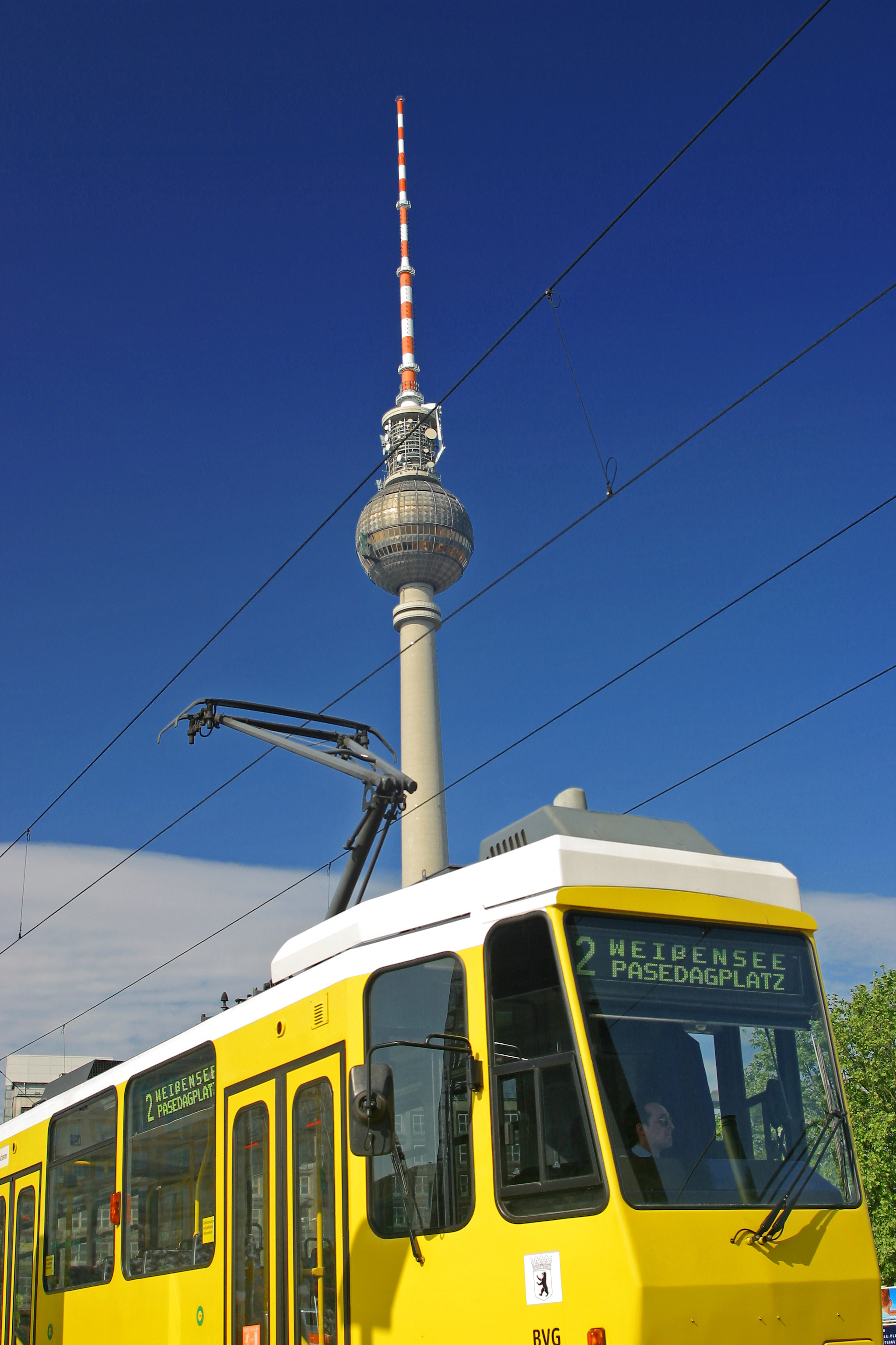 Straßenbahn in Berlin. Im Hintergrund der Fernsehturm