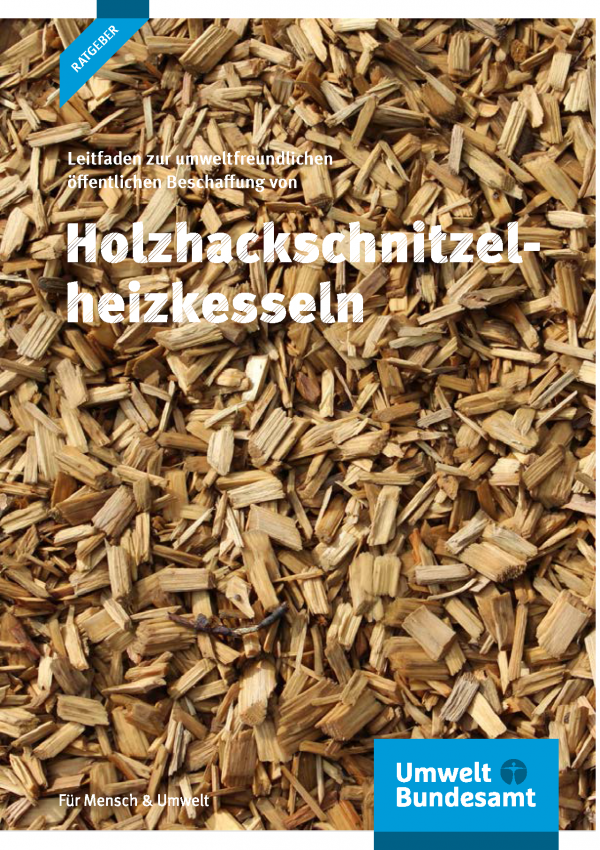 Cover der UBA-Ratgeber-Broschüre "Leitfaden zur umweltfreundlichen öffentlichen Beschaffung von Holzhackschnitzelheizkesseln". Im Hintergrund ein Foto von Holzhackschnitzeln. Unten das Logo Umweltbundesamt - Für Mensch & Umwelt