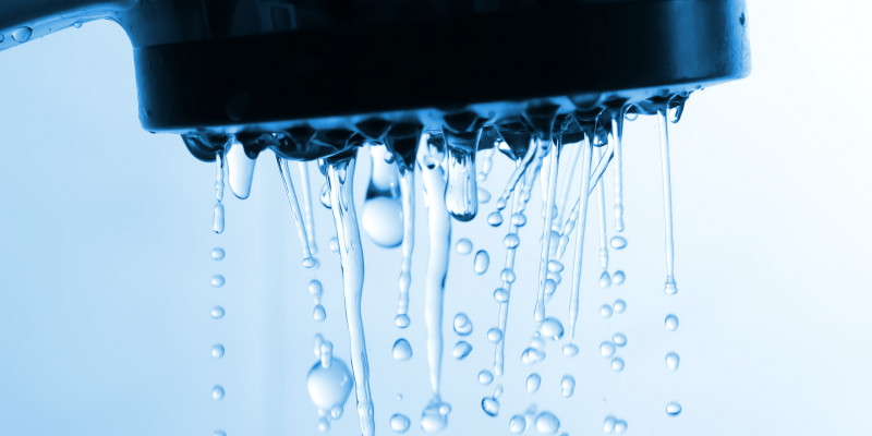 Wasser perlt aus einem Duschkopf