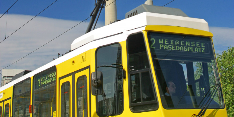 Straßenbahn in Berlin. Im Hintergrund der Fernsehturm