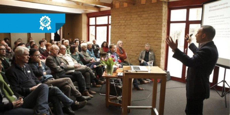 Ein Referent trägt auf dem Fachtag vor