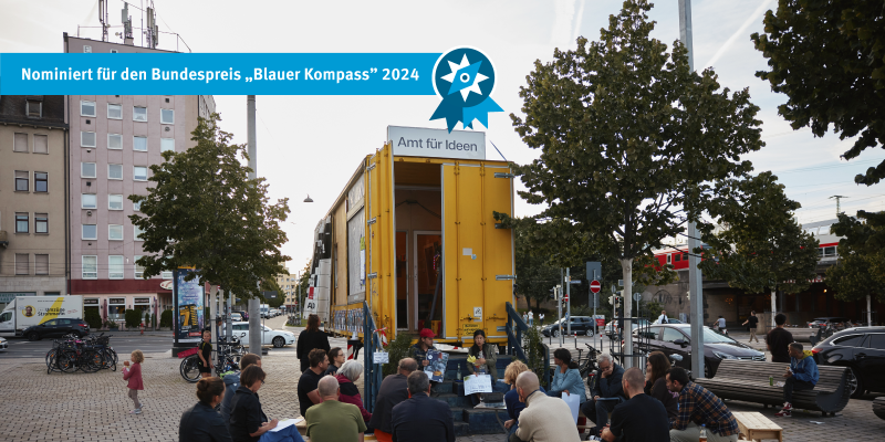 Das Bild zeigt Teilnehmende der "Was wäre, wenn…?"-Projektförderung auf dem Celitsplatz Nürnberg