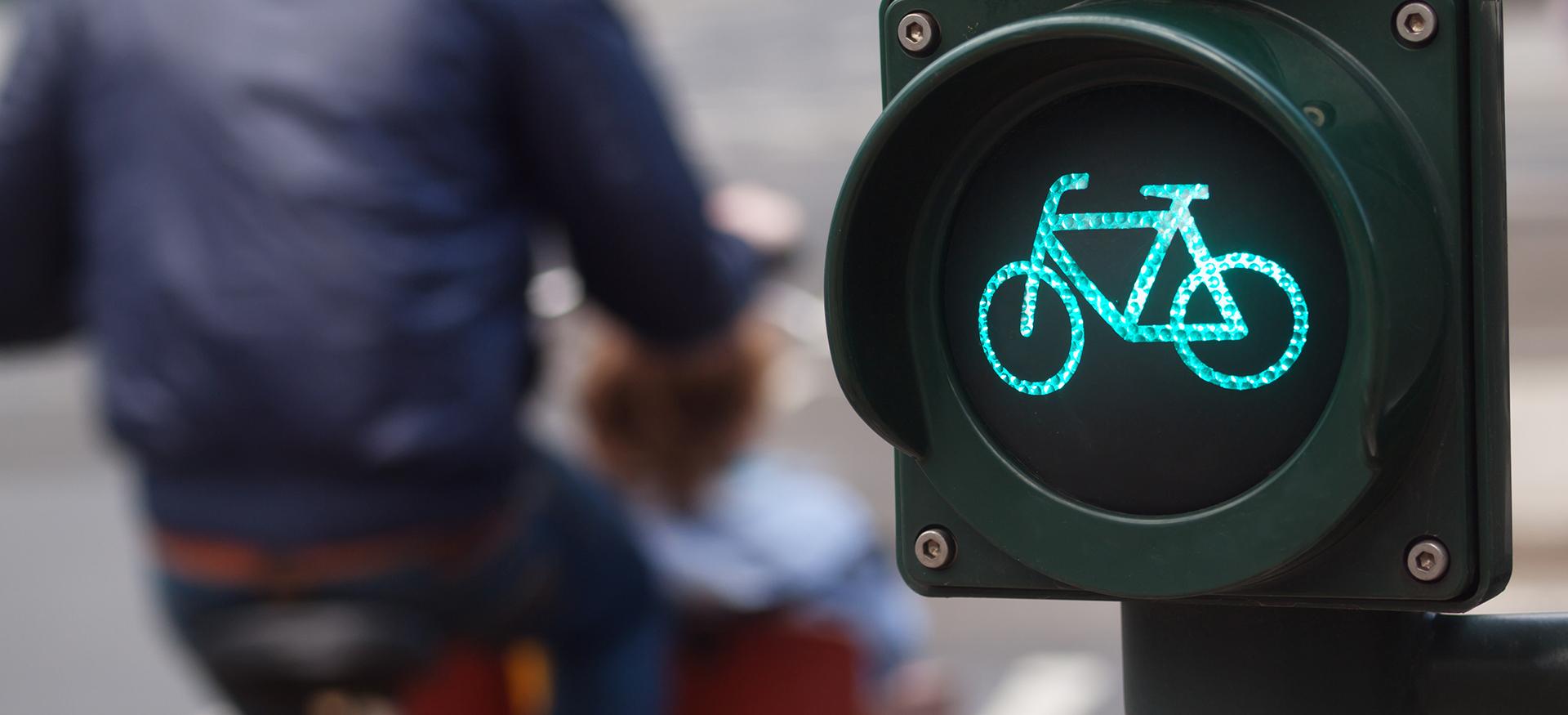Fahrradampel steht auf Grün, Mann mit gelbem Rad ist vorbeigefahren