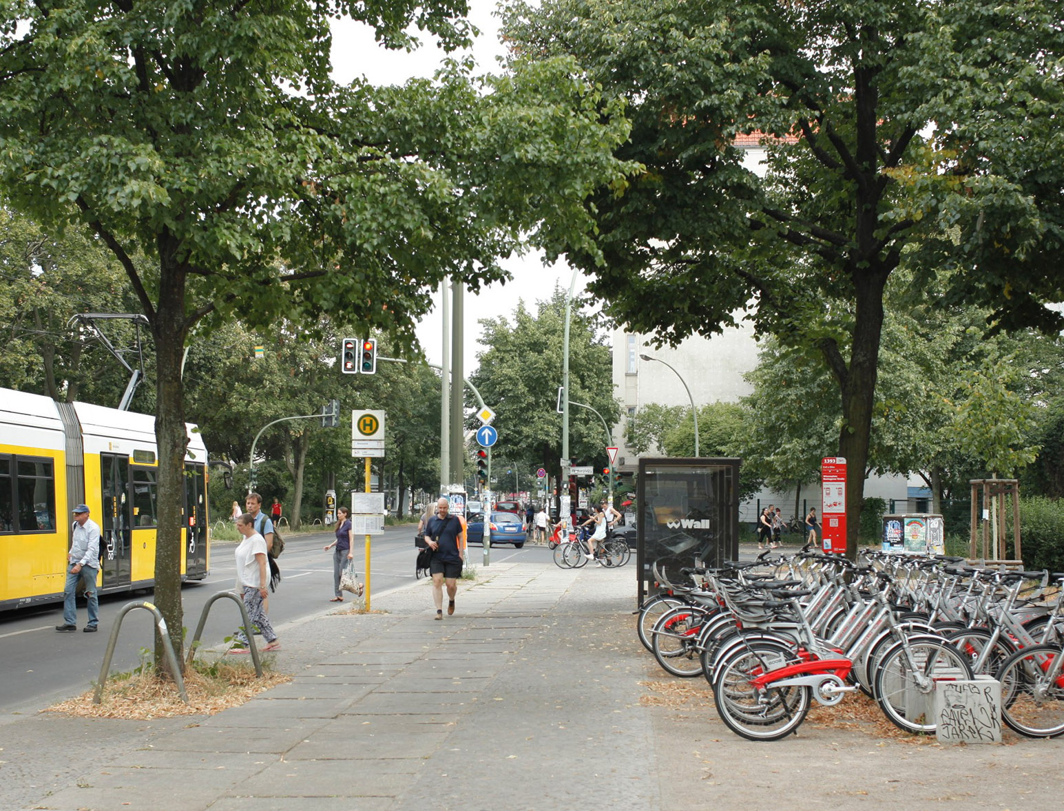 Direkt neben einer Straßenbahn-Haltestelle stehen Mietfahrräder bereit