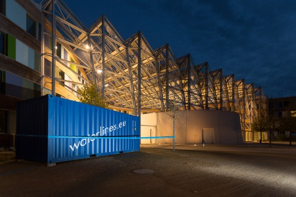 Nahaufnahme des "Seecontainers": ein blauer Container mit der Aufschrift "Waterlines.eu". Er beherbergt die Fotografien von Martin Jehnichen.