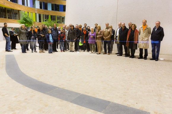 Im Atrium des UBA Dessau steht eine Gruppe von Personen. Etwa in Hüfthöhe zeigt ein blauer Laser den Stand des Wasserpegels.