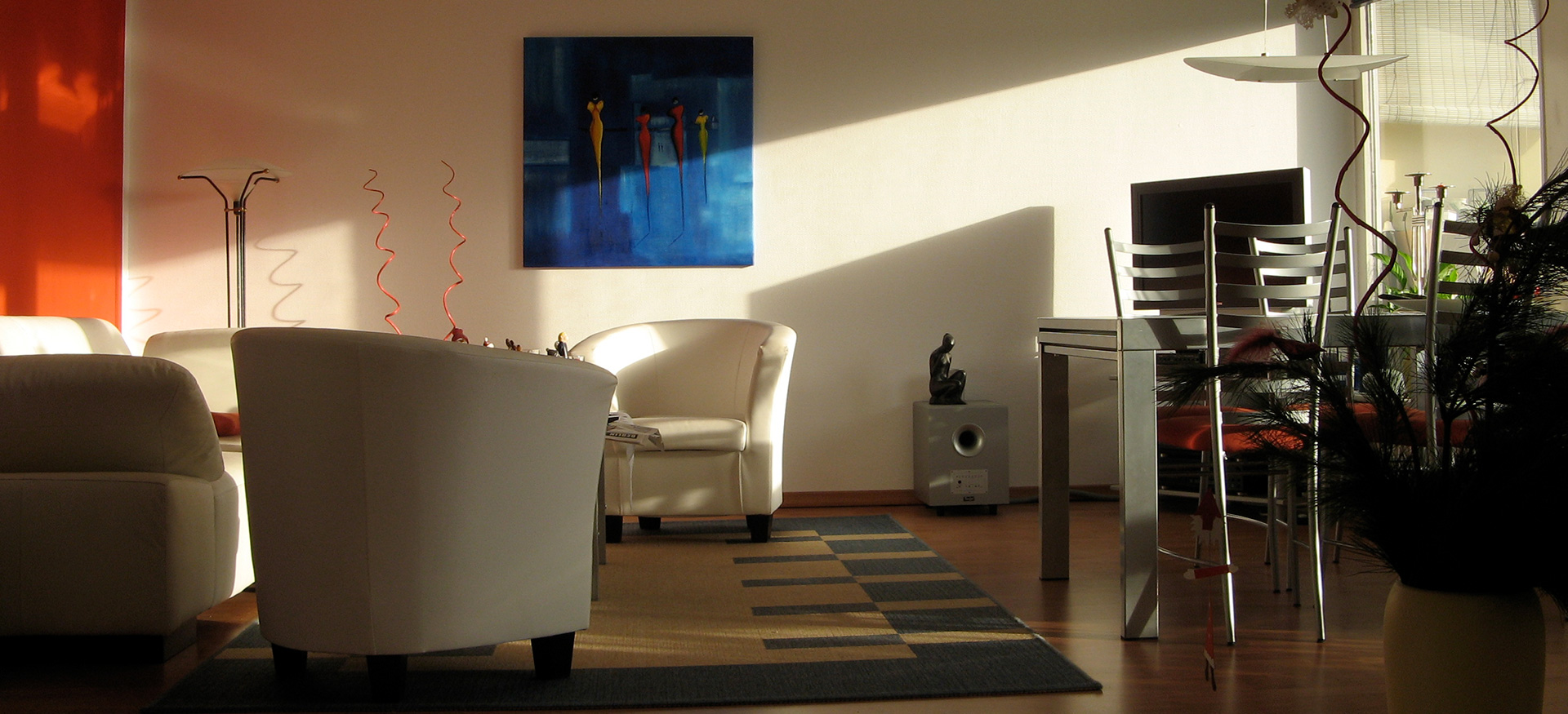 Wohnzimmer mit Sesseln, Teppich, Bilder, Esstisch