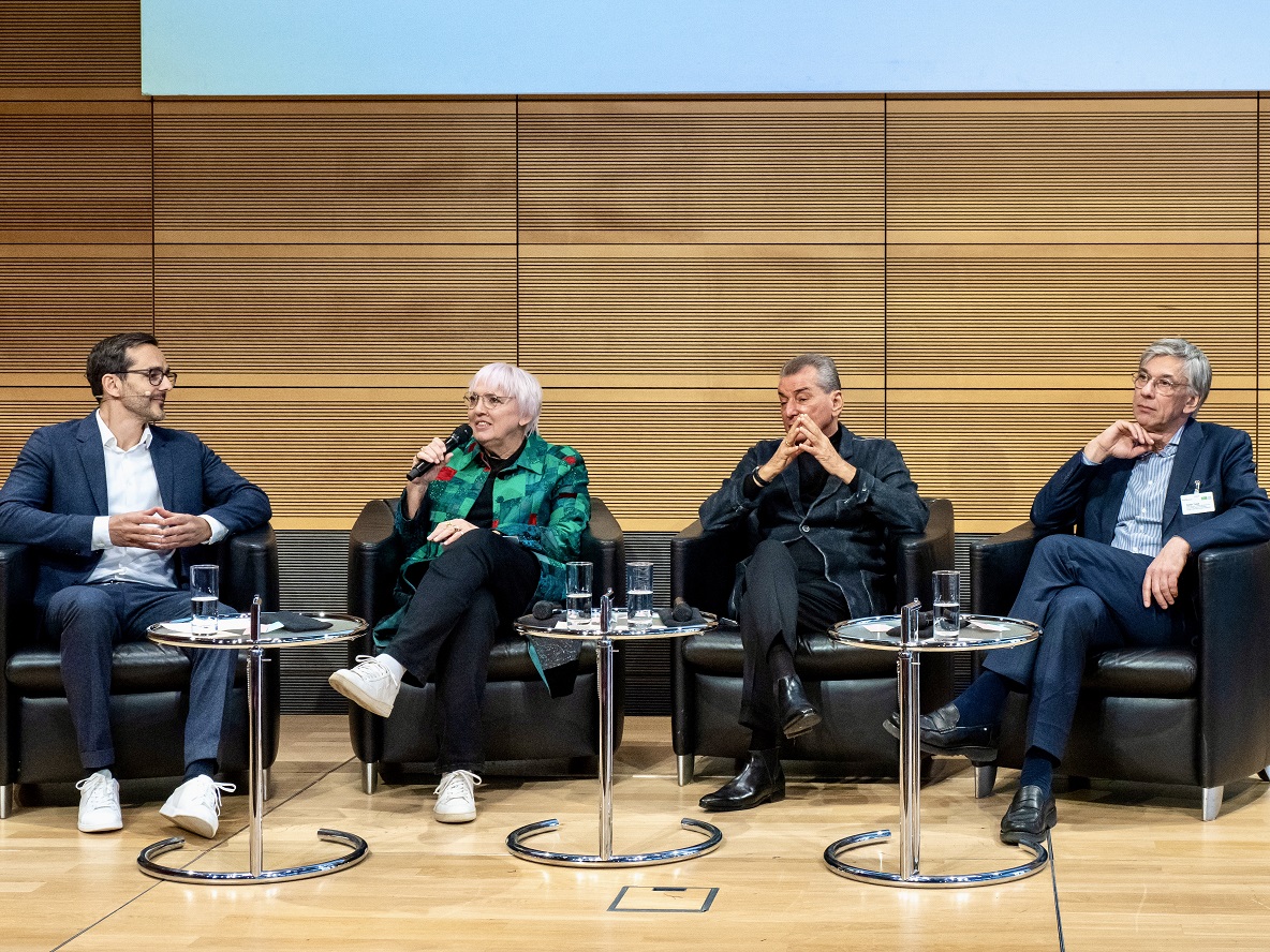 Podiumsdiskussion mit vier Teilnehmenden