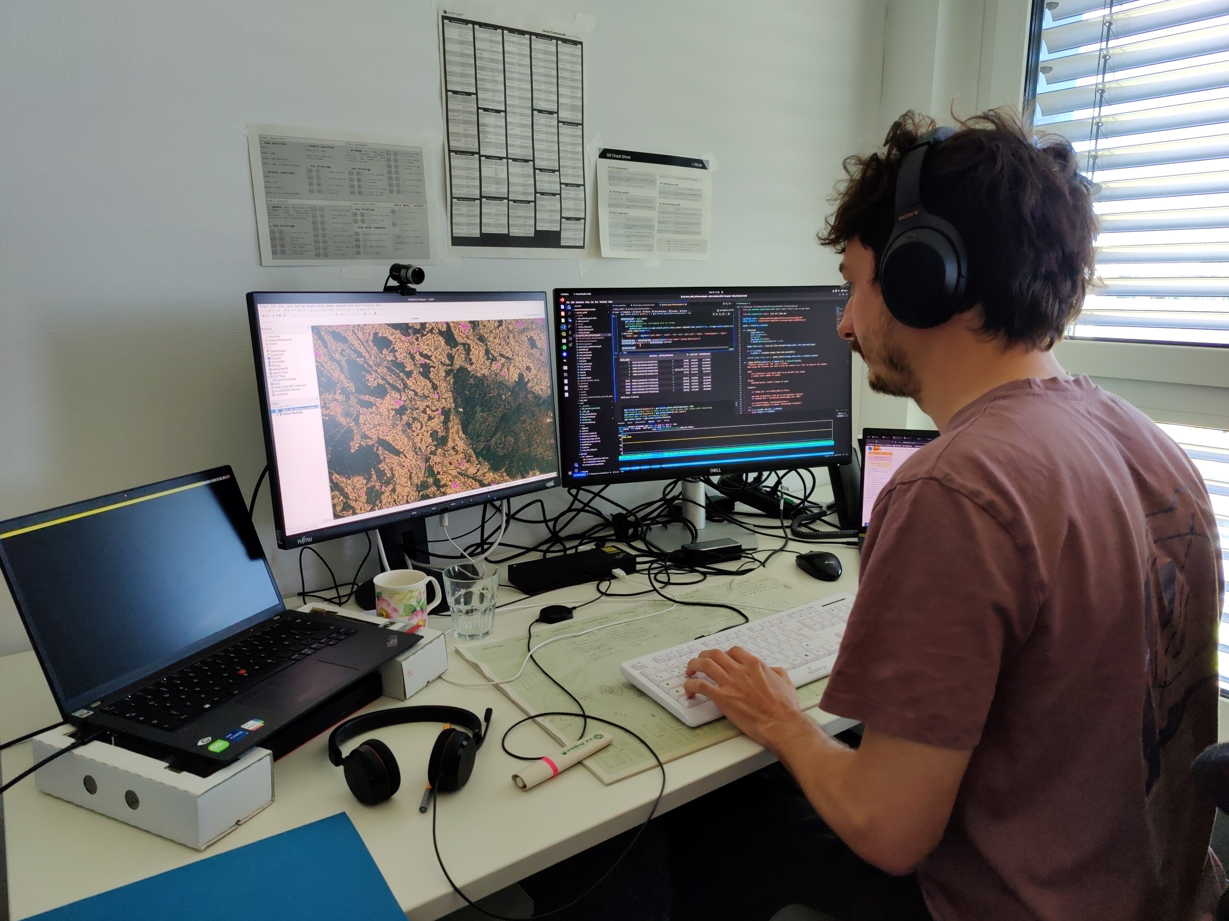 Am Computer werden im KI-Lab Anwendungen für künstliche Intelligenz für den Umweltbereich entwickelt.