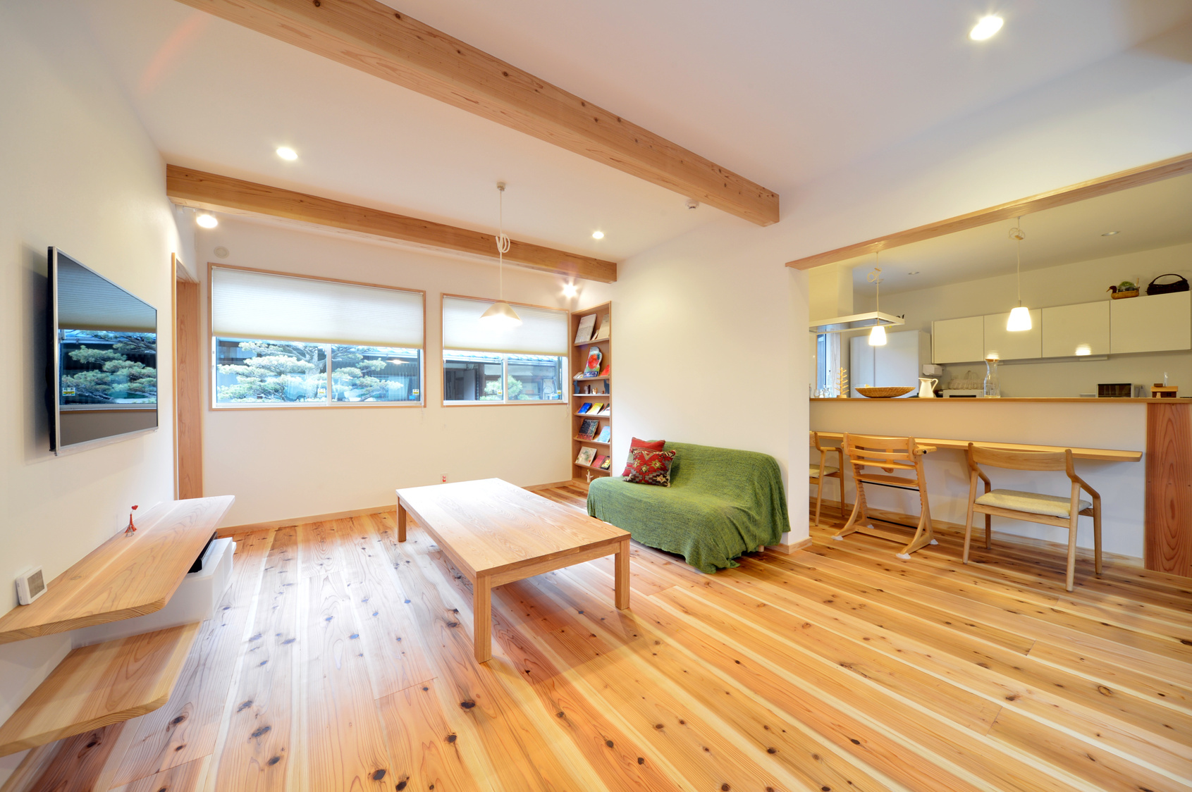 The picture shows a room with an open-plan kitchen.