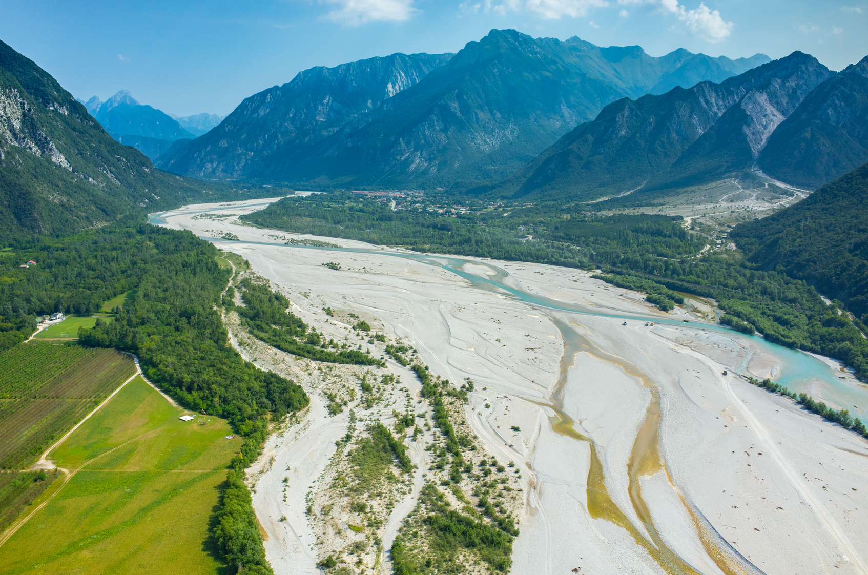 Luftaufnahme des Flusses Tagliamento in Italien mit einem Geflecht aus ausgedehnten Geröllflächen, Haupt- und Nebenarmen