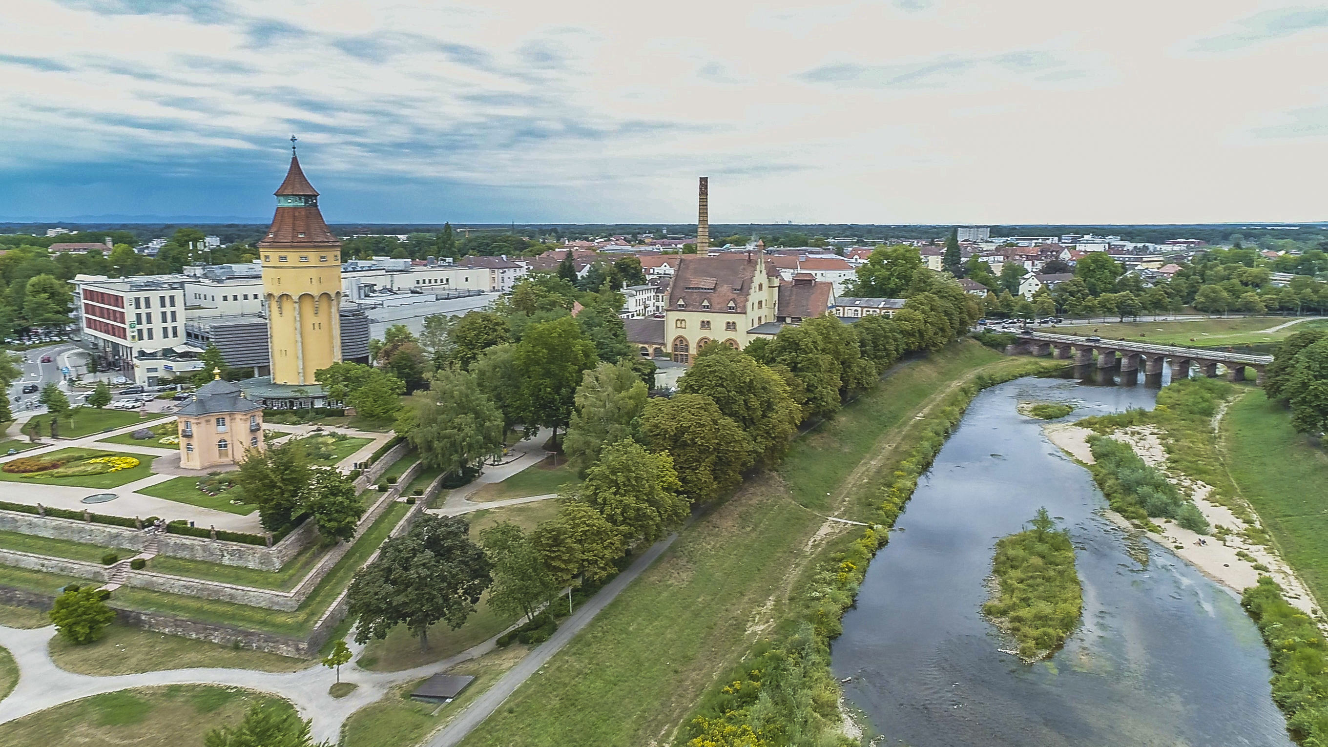 Luftbild der renaturierten Murg im Stadtgebiet Rastatt in der Nähe der Franzbrücke. 