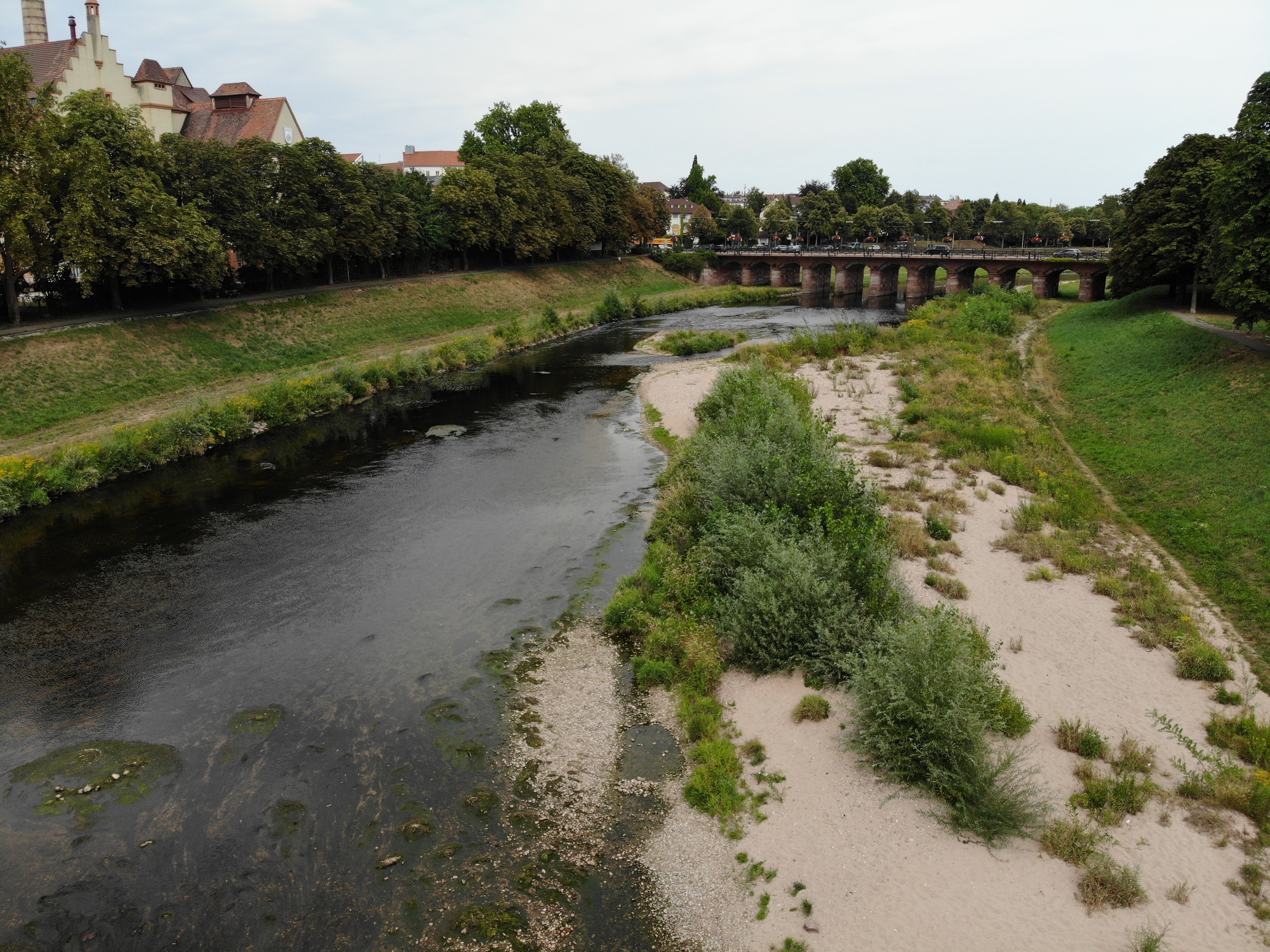 Foto: Die Murg in Rastatt nahe der Franzbrücke sechs Jahre nach Abschluss der Bauarbeiten. Das Gewässer hat sich natürlicherweise an einer Stelle deutlich verengt. Der einseitig kiesige Uferbereich ist bereits spärlich mit kleineren und größeren Büschen bewachsen.