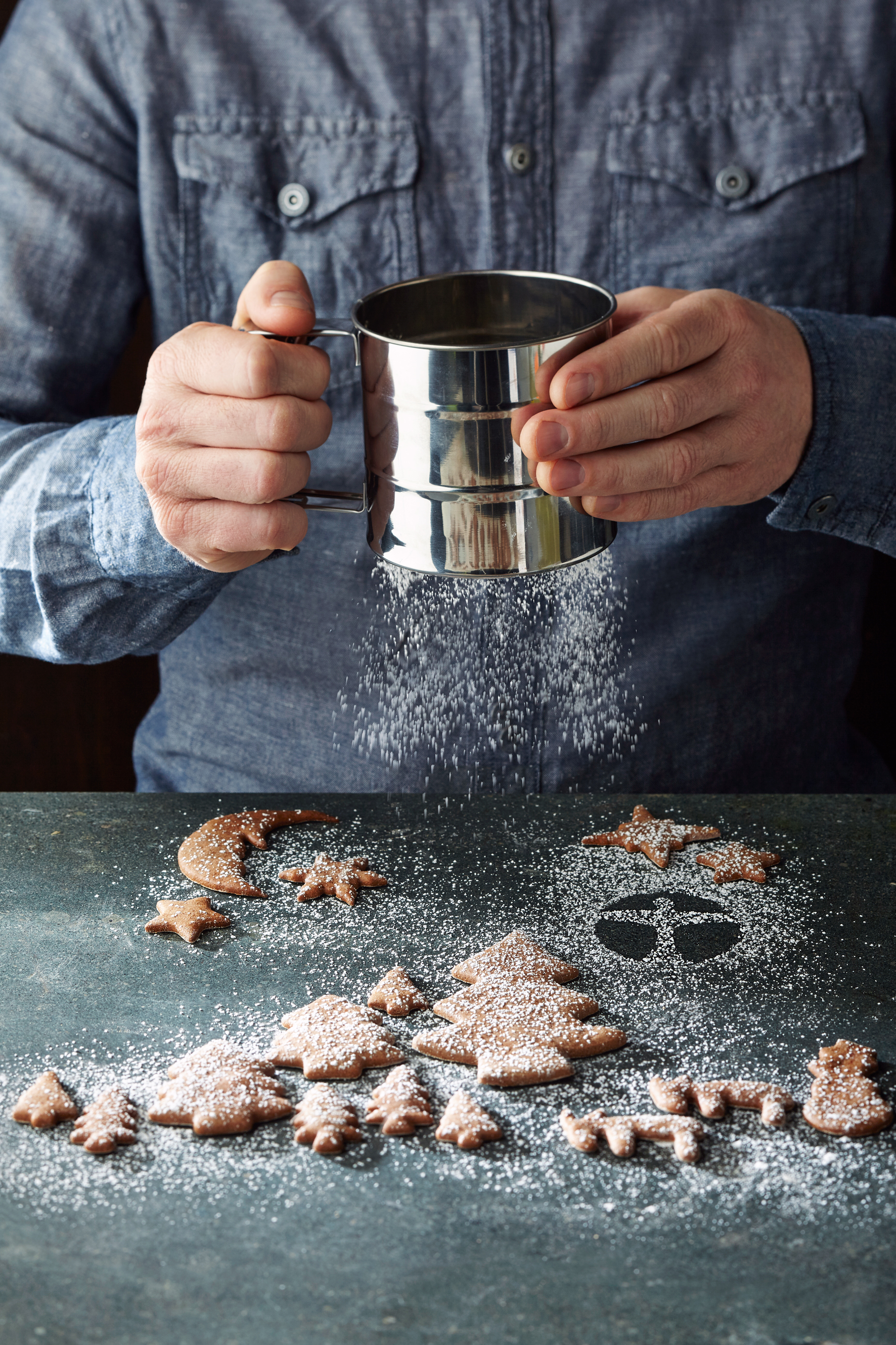 Weihnachtskekse mit Puderzucker und dem Logo "Blauer Engel"