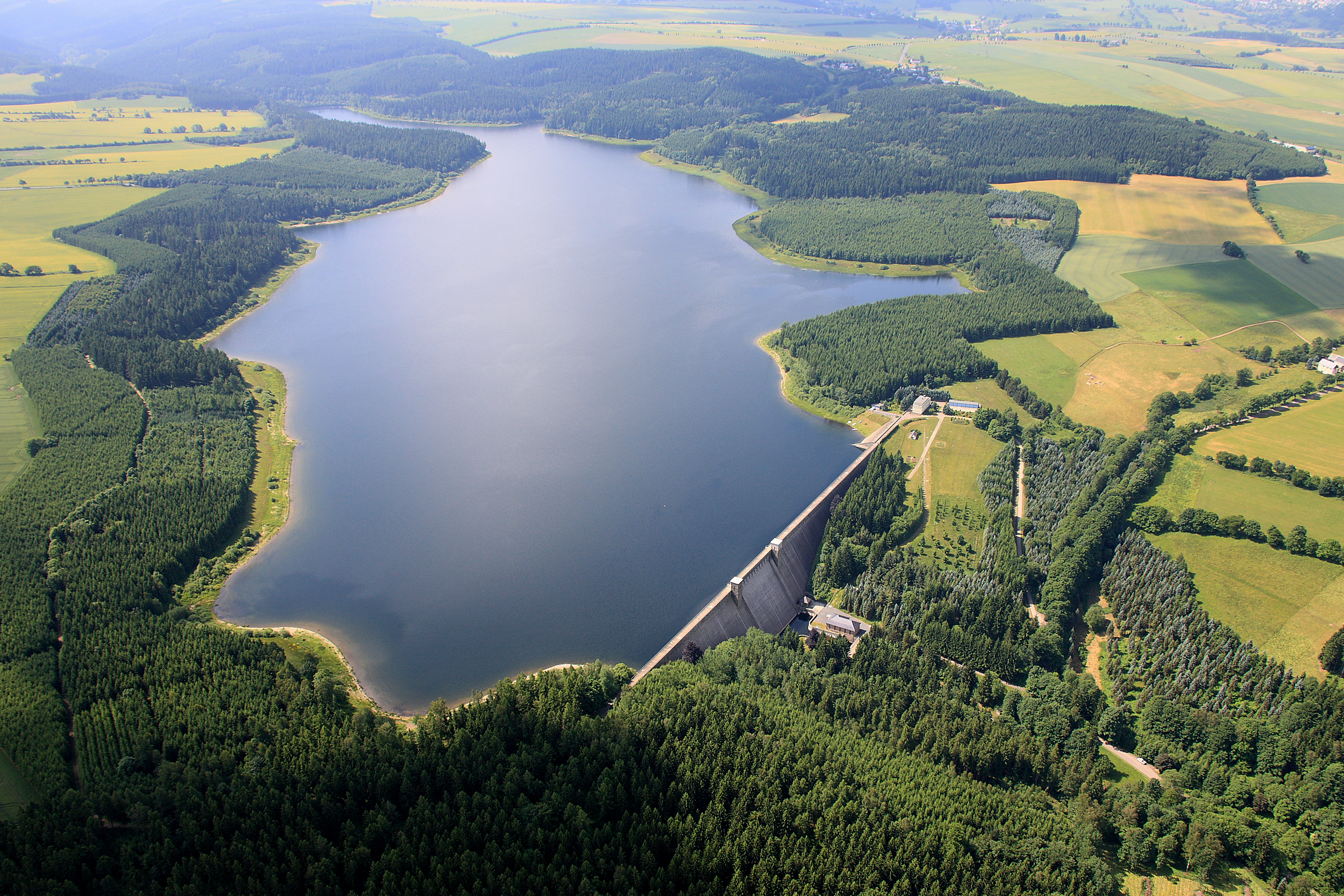 Ein Luftbild der Talsperre Lehnmühle in Sachsen