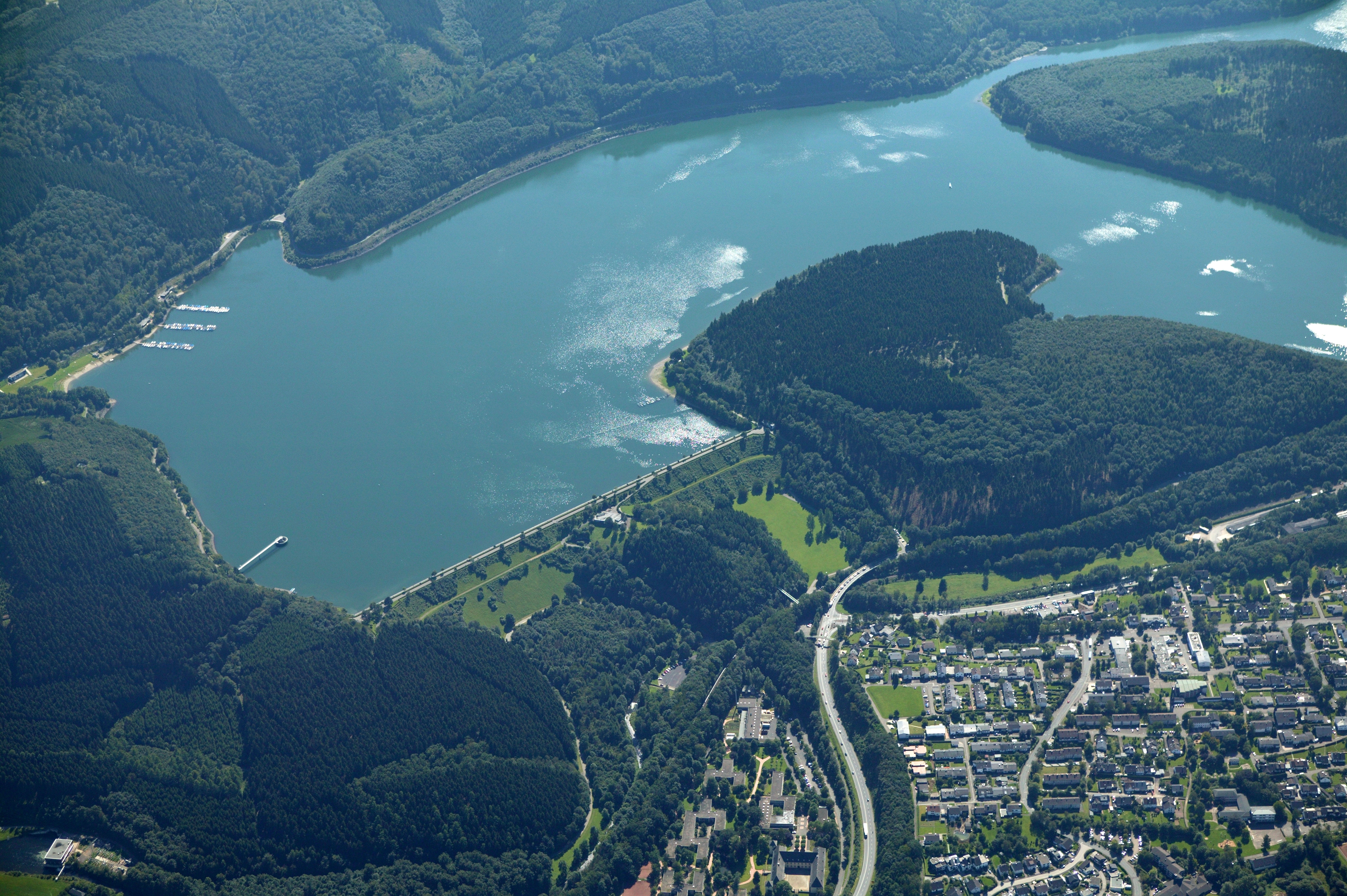 Ein Luftbild der Biggetalsperre in Nordrhein-Westfalen