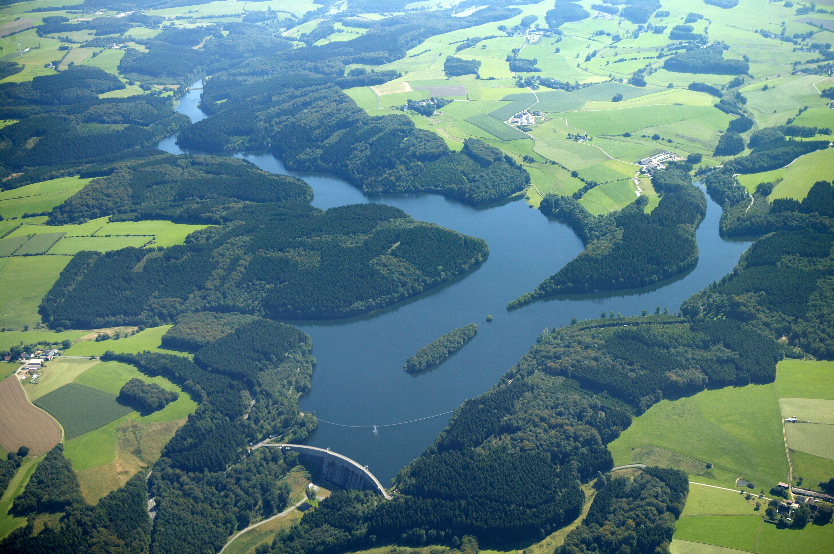 Ein Luftbild der Ennepetalsperre in Nordrhein-Westfalen