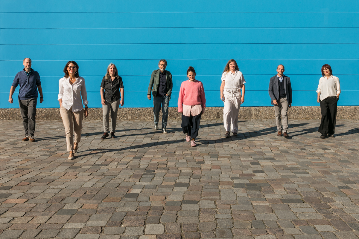 Die Jury läuft auf die Kameralinse zu.