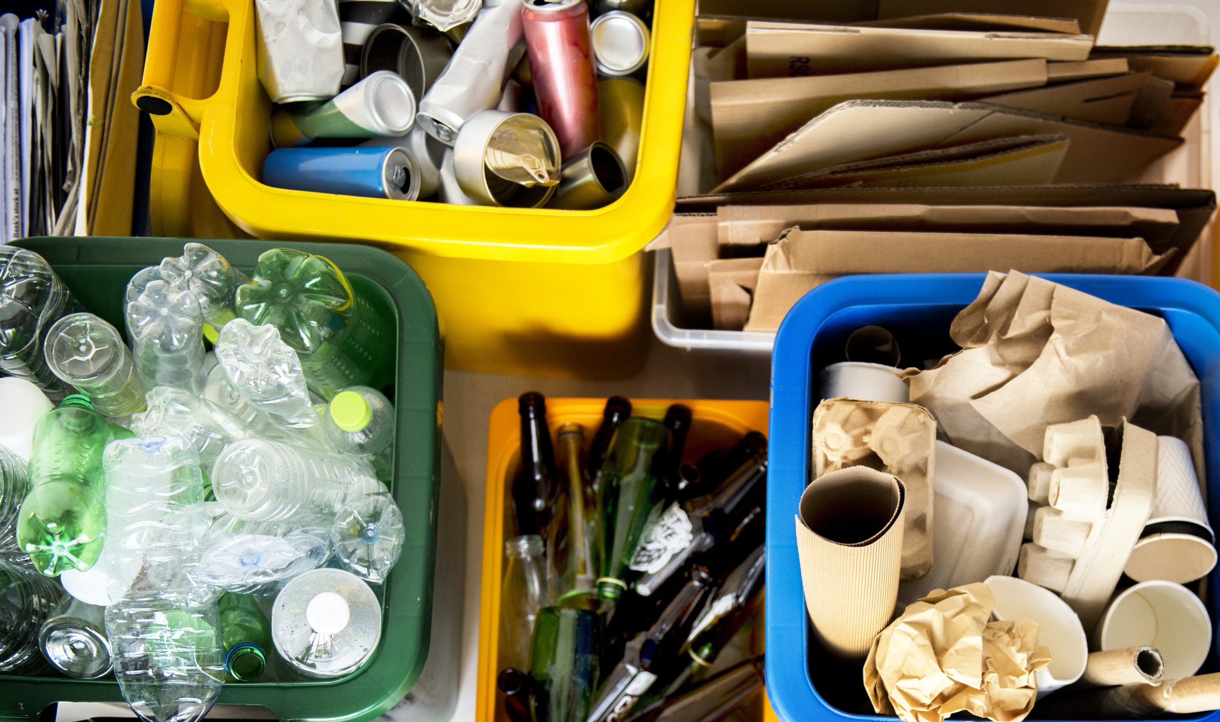 Separated packaging in the household, collected in boxes. Glass, cardboard, plastic, etc.