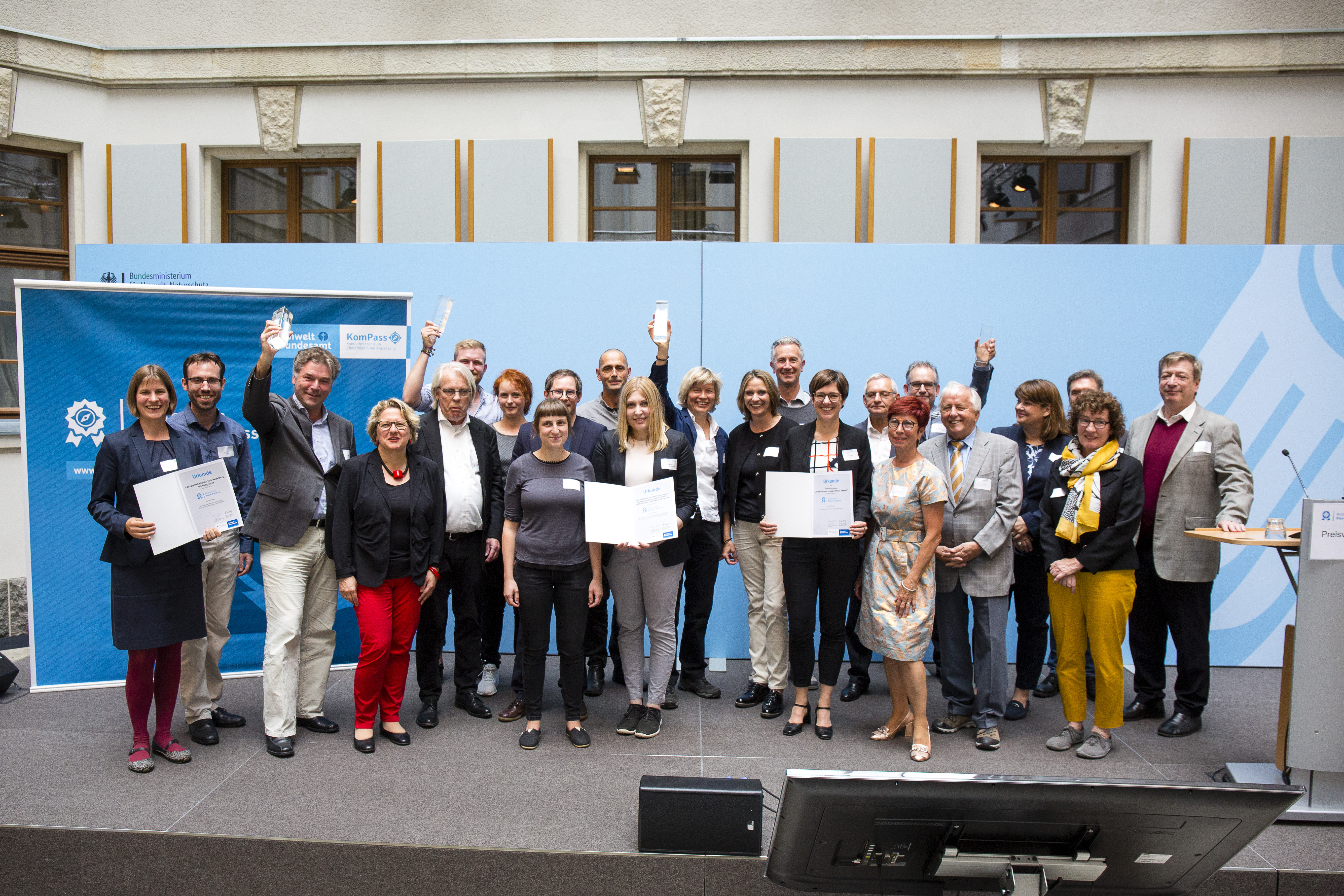 Gewinner des Wettbewerbs "Blauer Kompass" 2018 auf der Bühne im Bundesumweltministerium