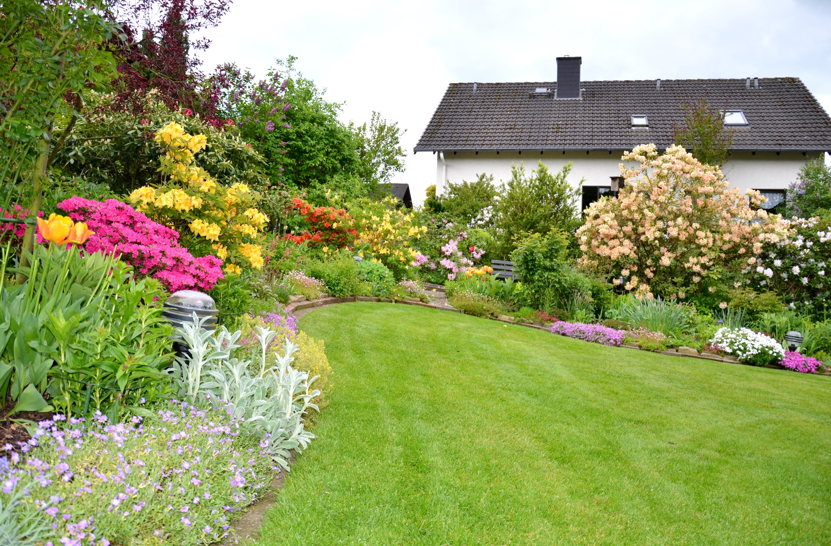 Modernes Einfamlienhaus mit Ziergarten