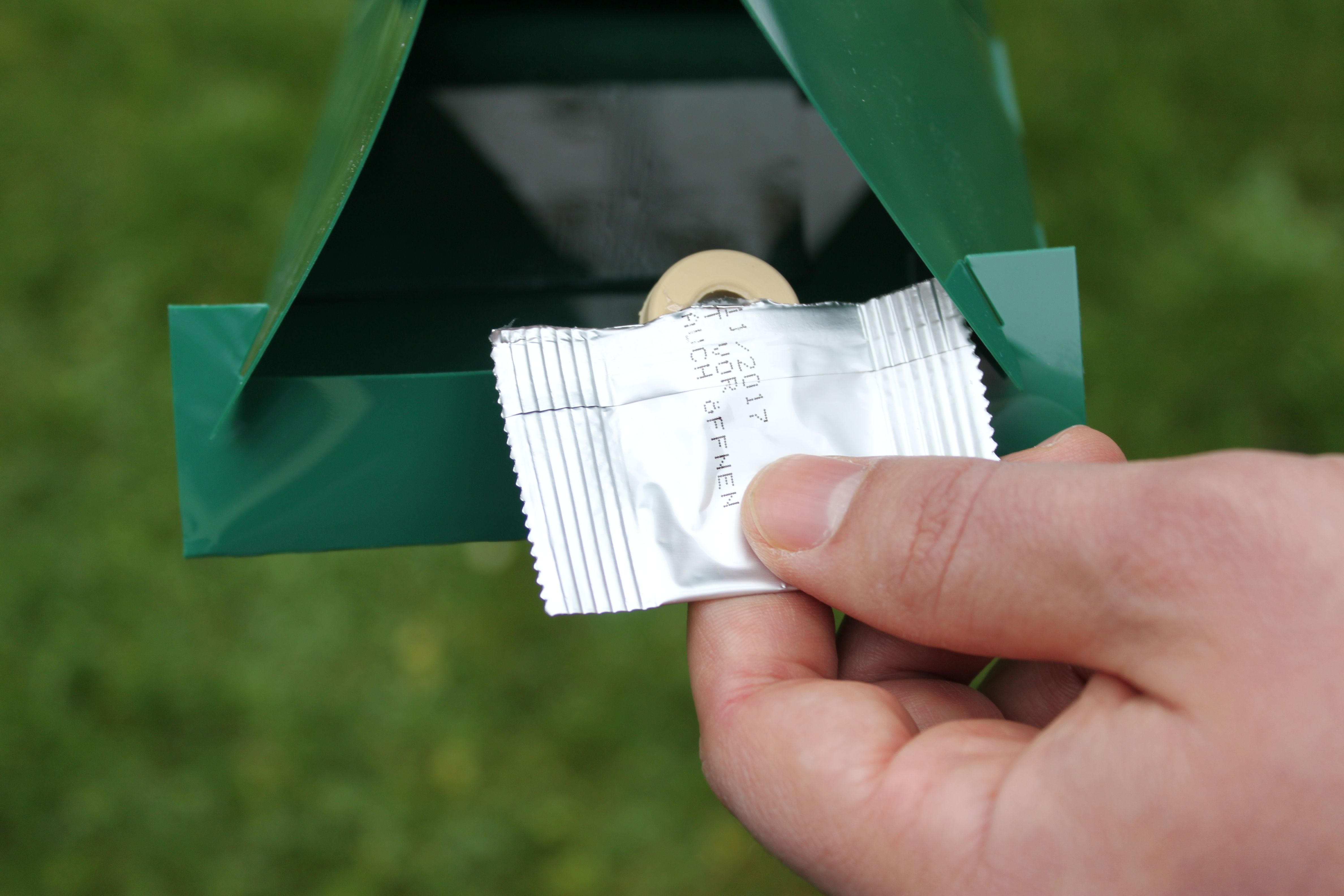 Lockstofffalle gegen Apfelwickler, die die Stärke des Falterflugs anzeigt.