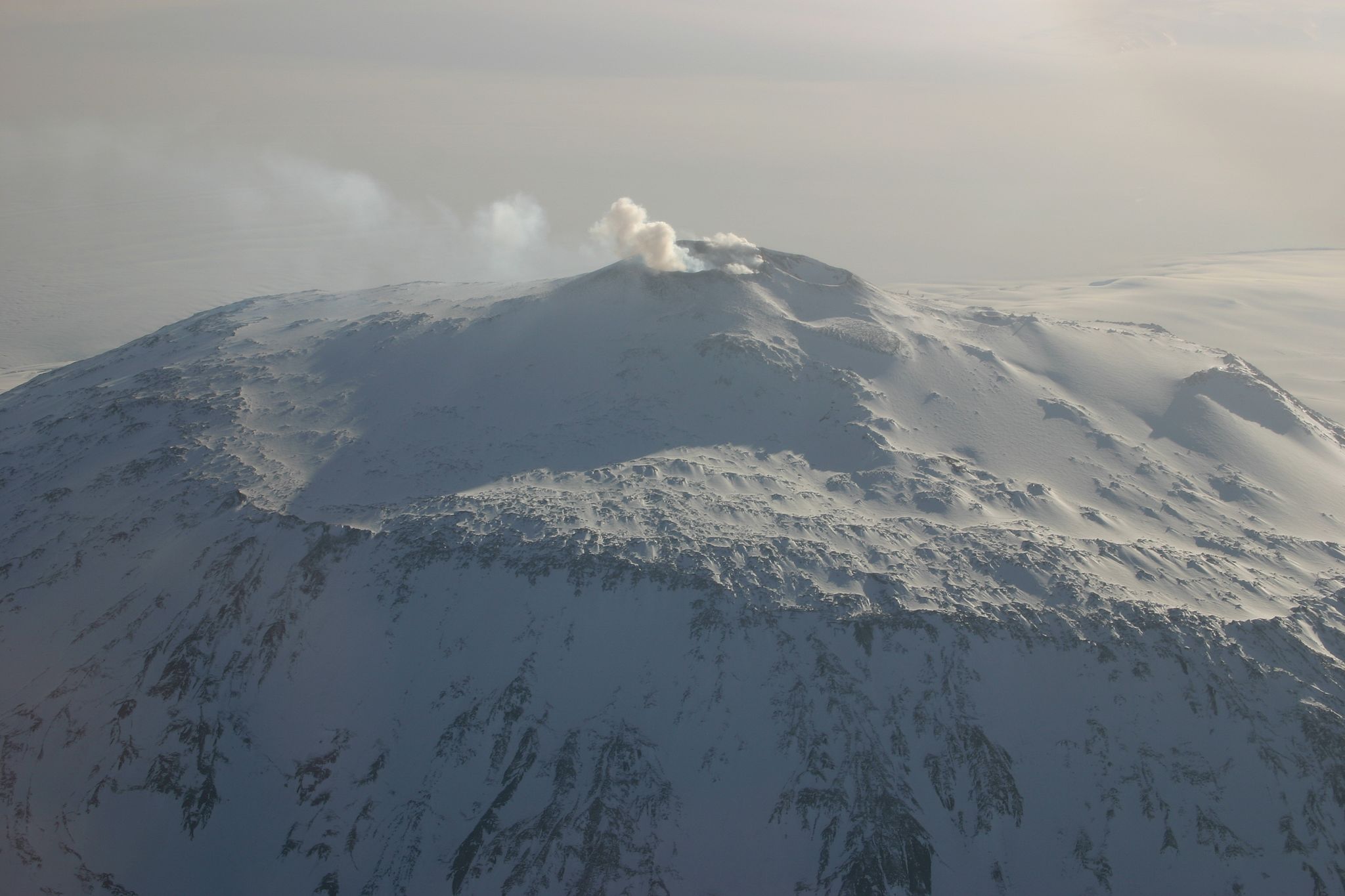 Mount Erebus auf der Ross-Insel. Trotz dicker Eisschicht ist der Vulkan aktiv.
