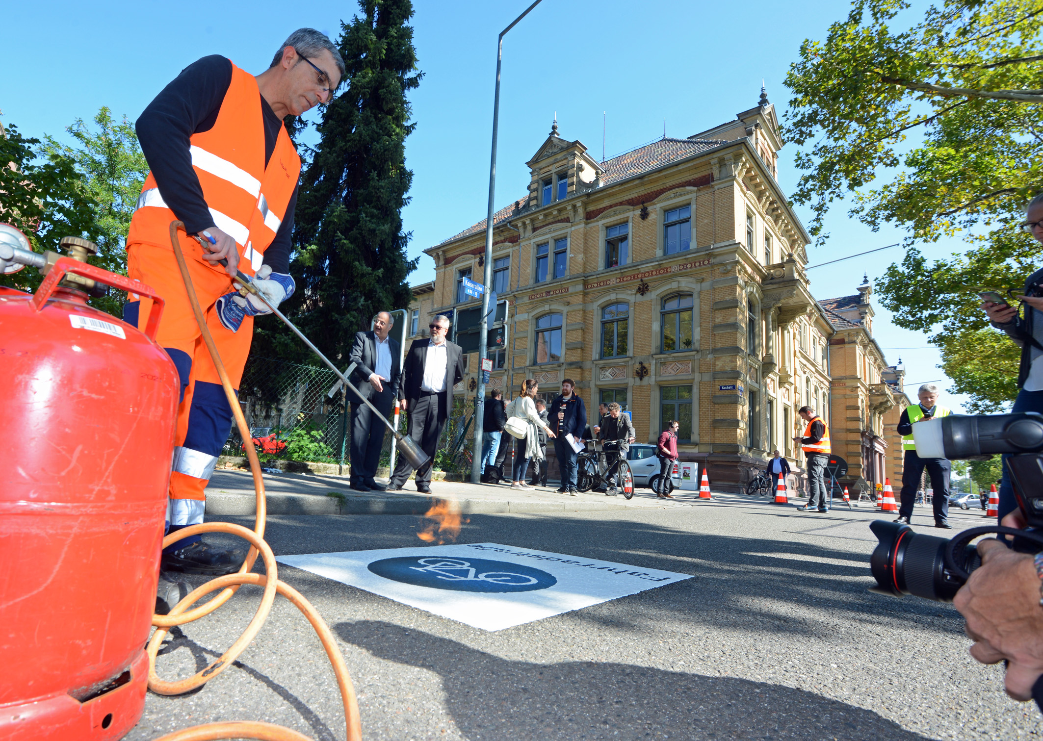 Markierungsarbeiten auf einer Fahrradstraße