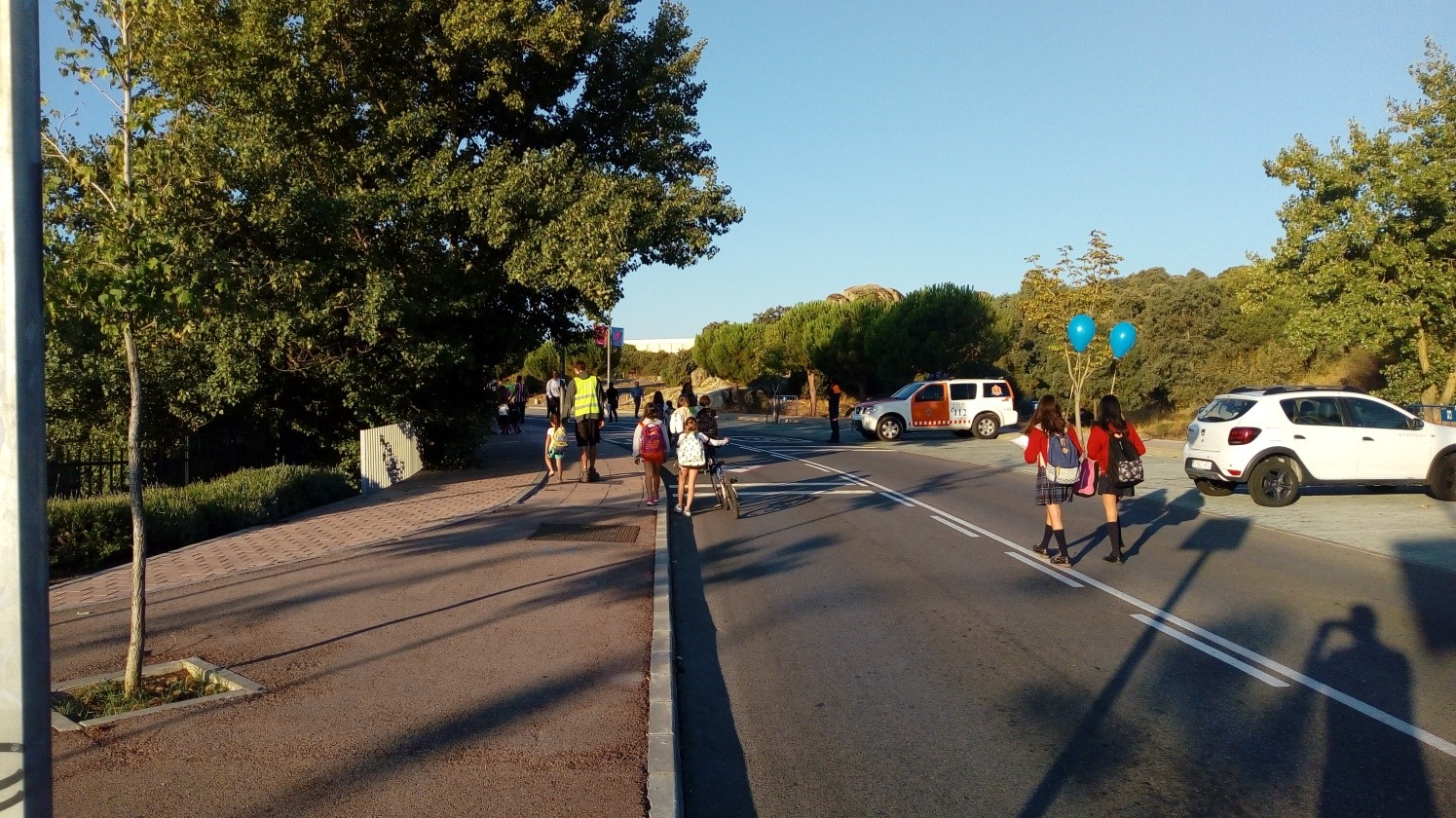 Kinder auf einer autofreien Straße