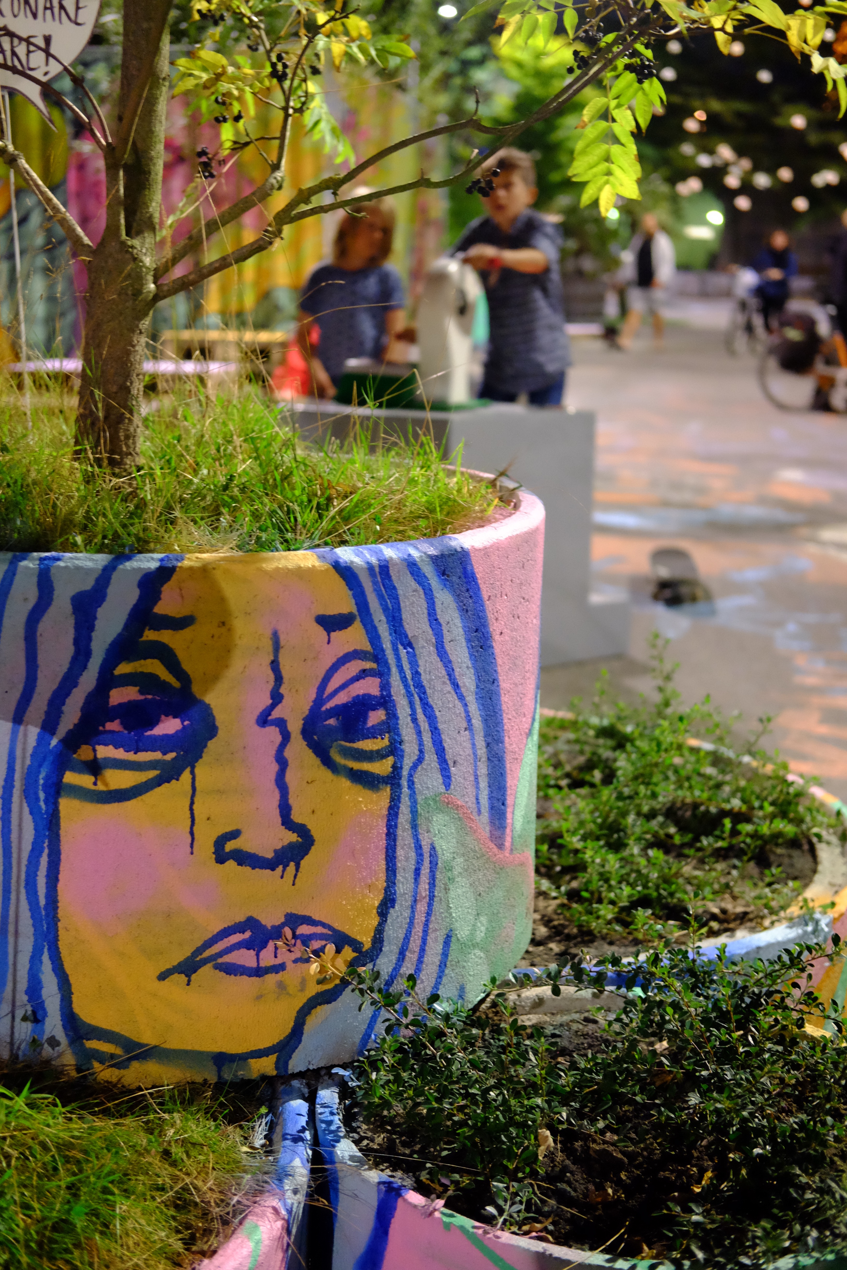 Blumenkübel aus Beton wurden von Künstlern aus Malmö bemalt
