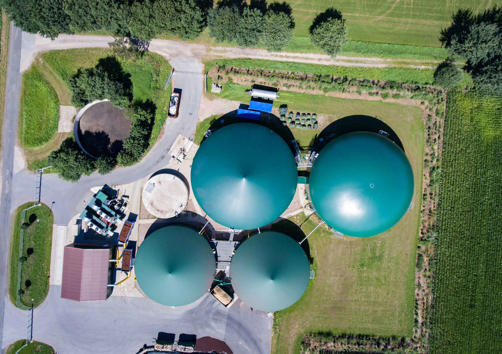 Luftbild einer Biogasanlage in direkter Aufsicht