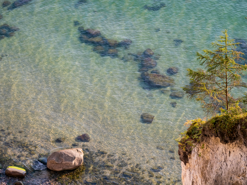 Felsenküste und Blick auf das flache Meeresgewässer.