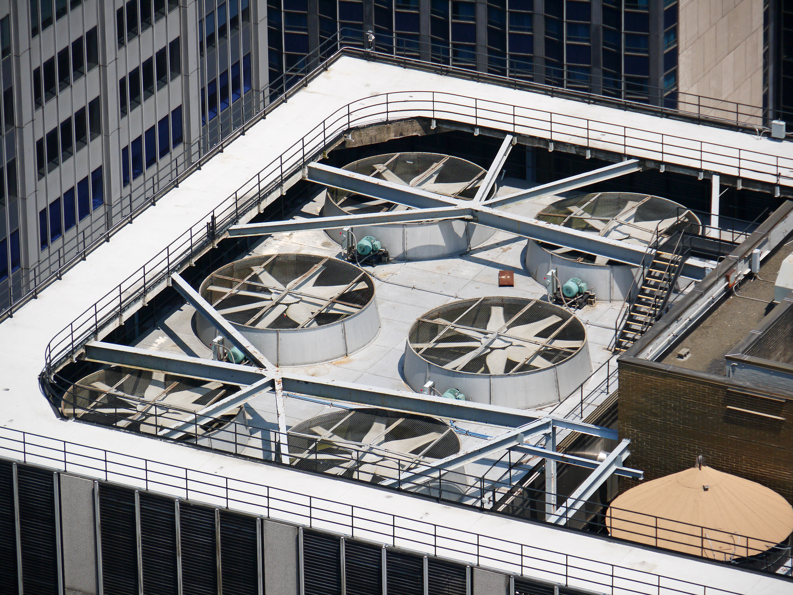 Klimaanlage auf einem Hochhaus