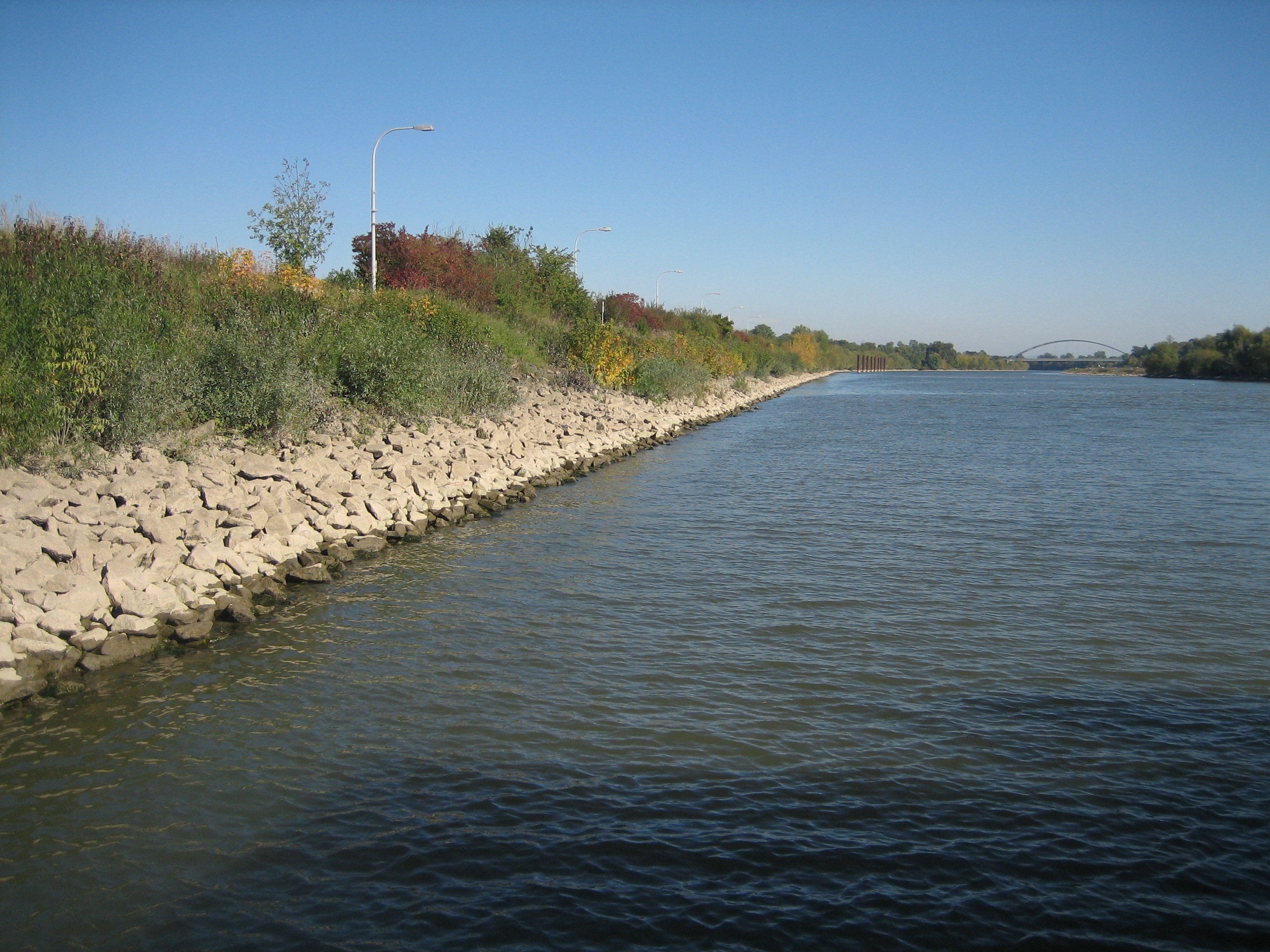 gepflastertes Ufer an der Donau