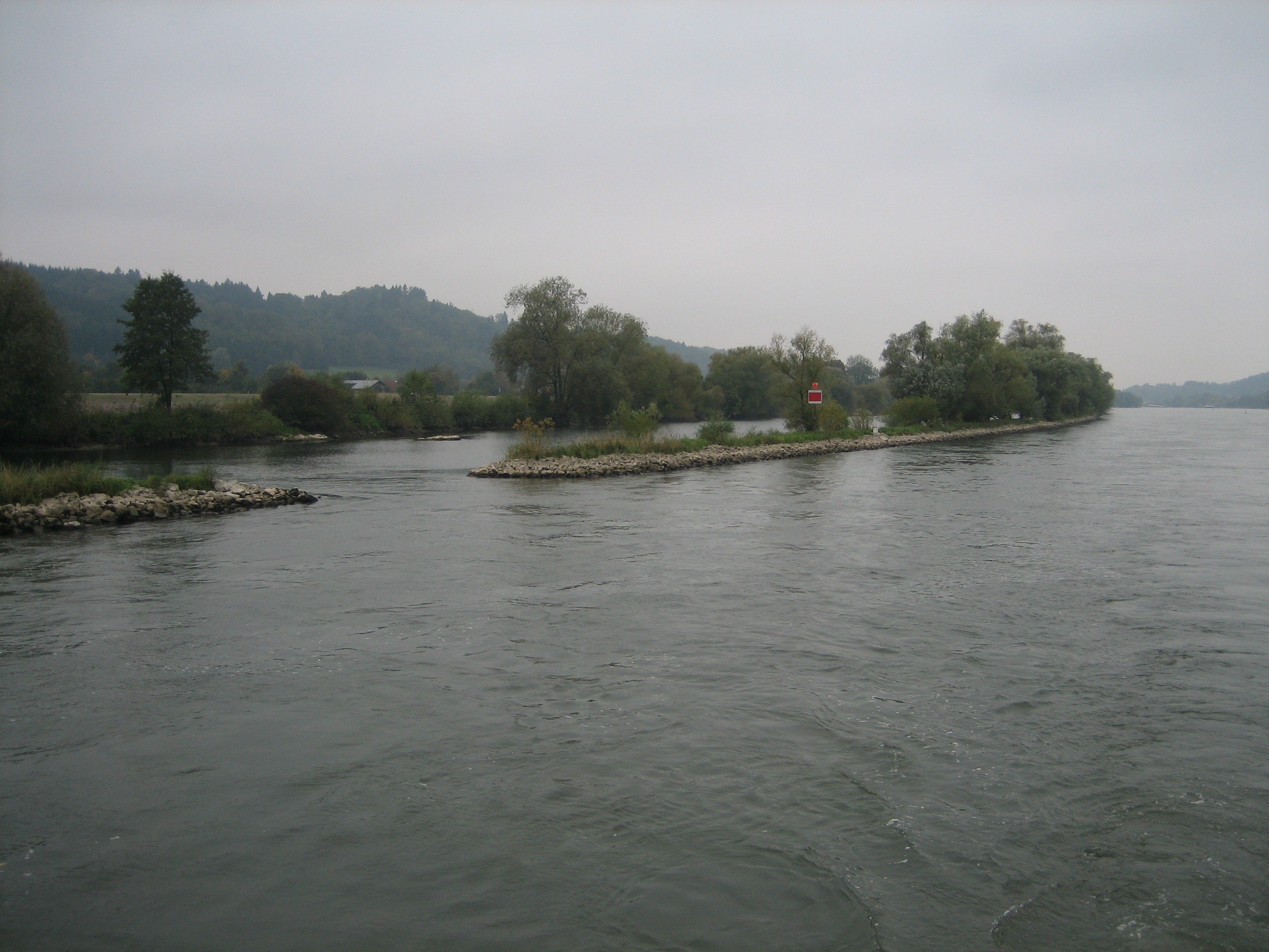 steinbarriere längs zum Ufer in der Donau