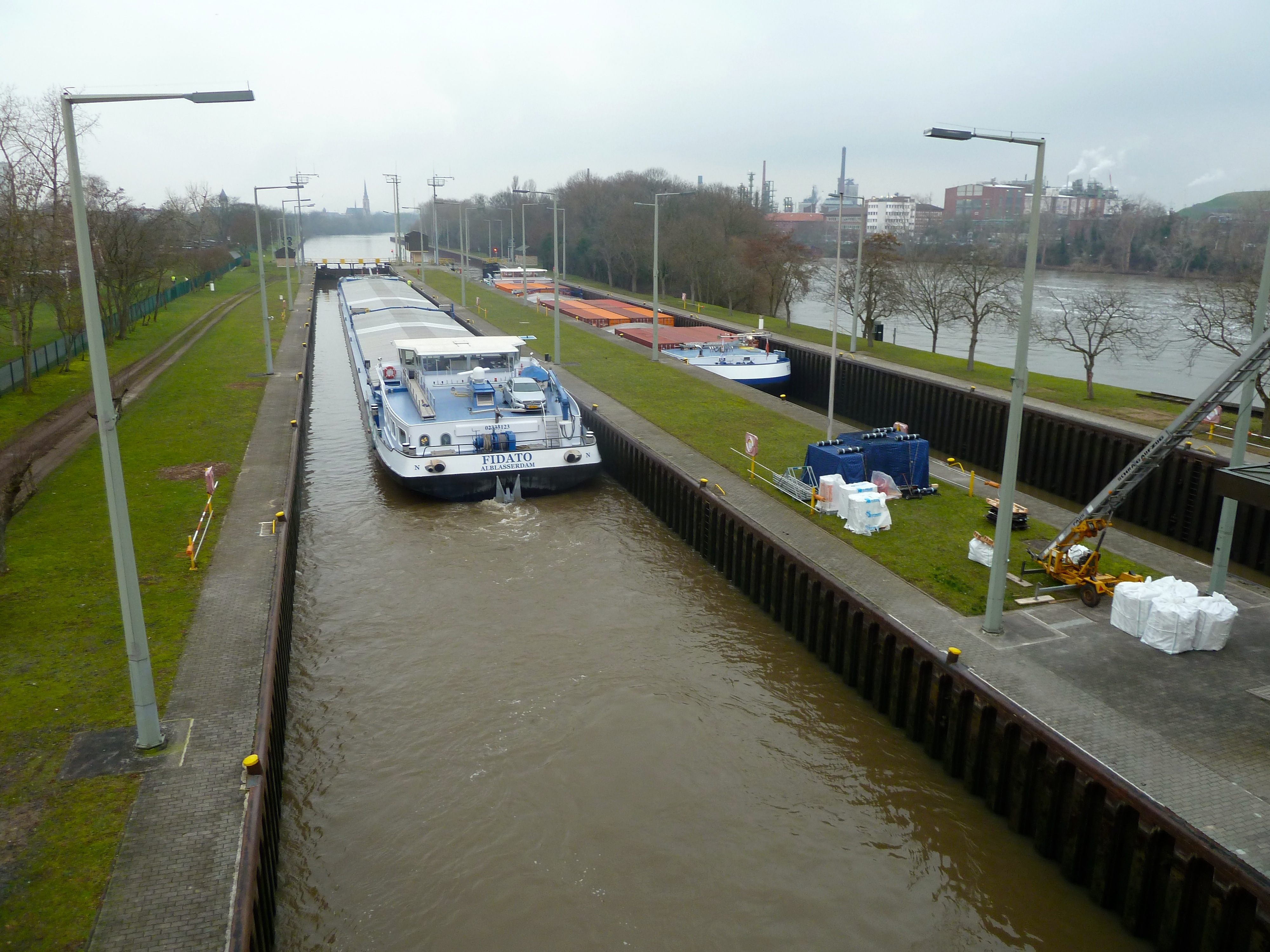 Eine Schleuse im Fluss Main