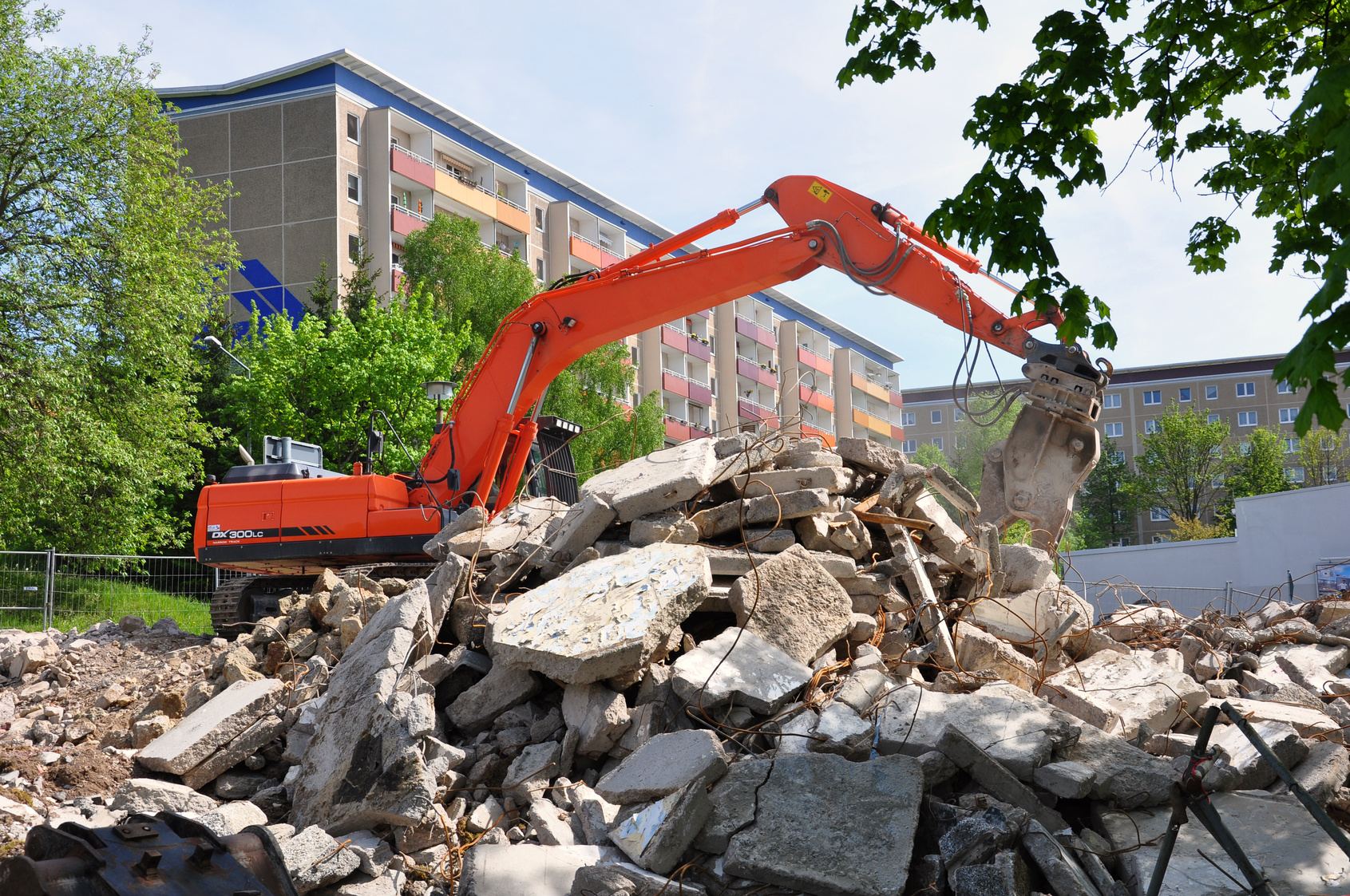 ein Plattenbau wird abgerissen