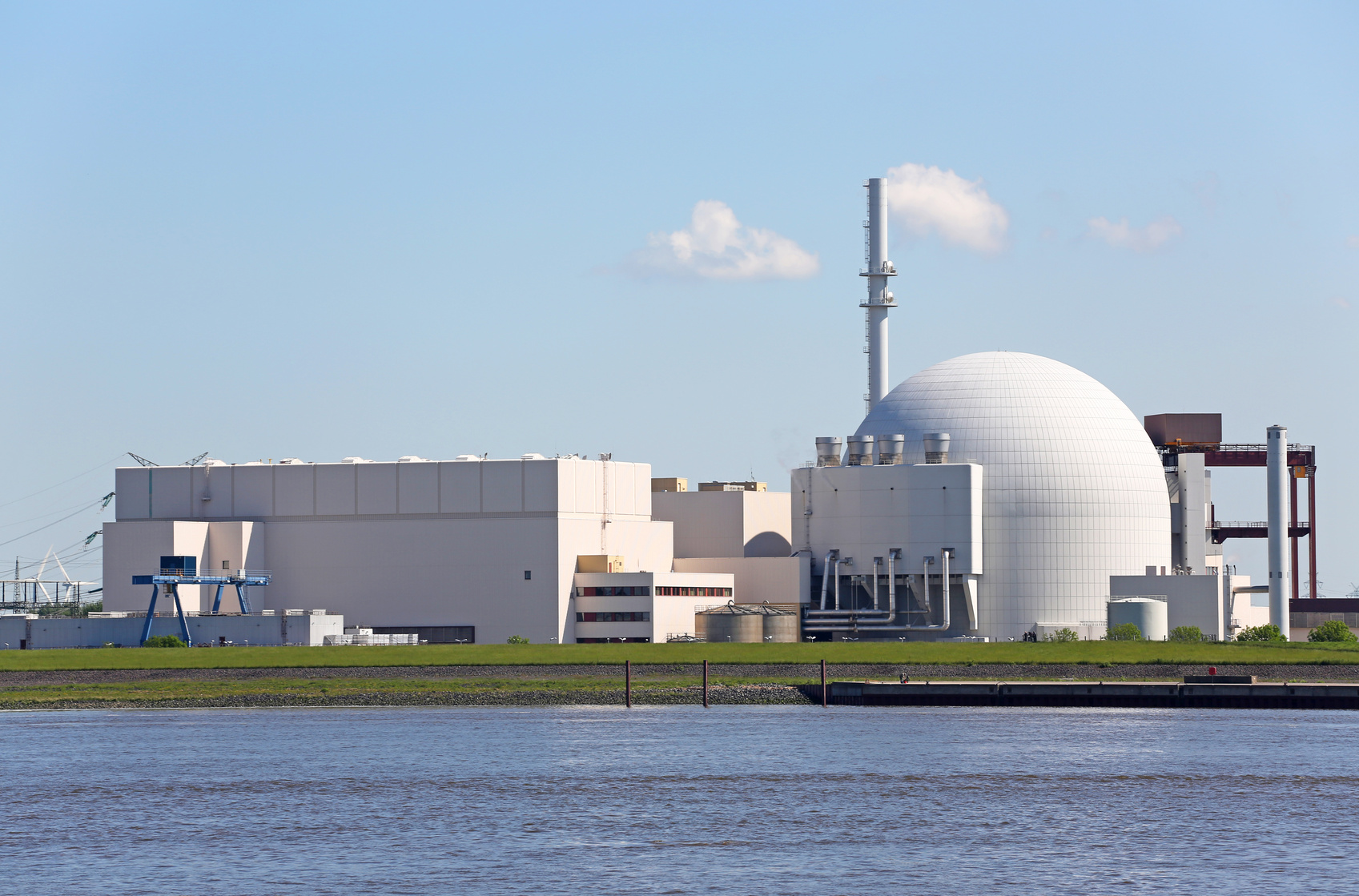 Das Atomkraftwerk Brokdorf an der Elbe