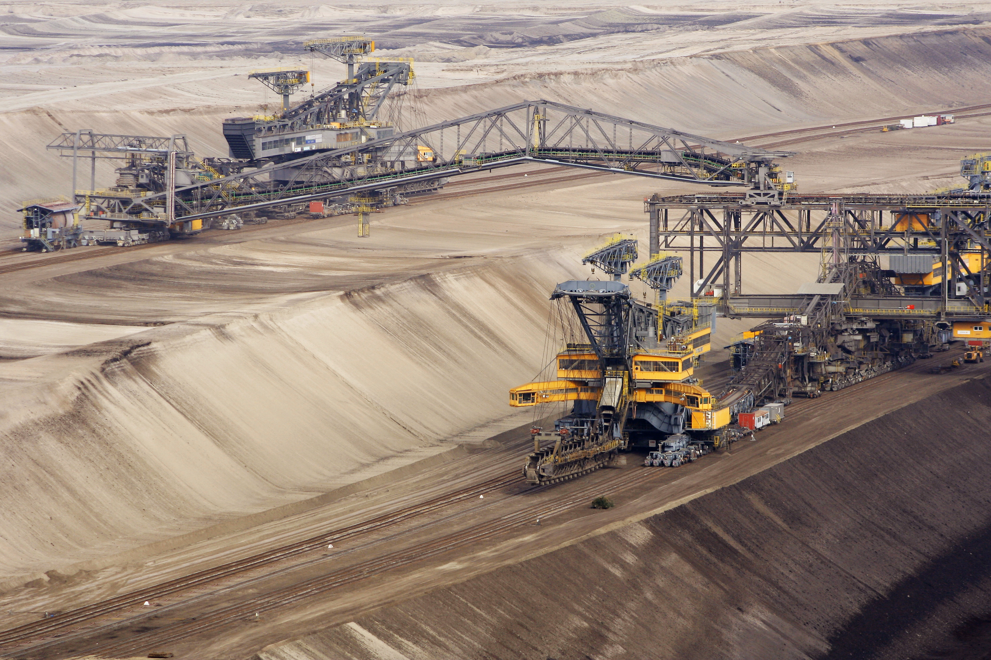 Opencast mining with large machines
