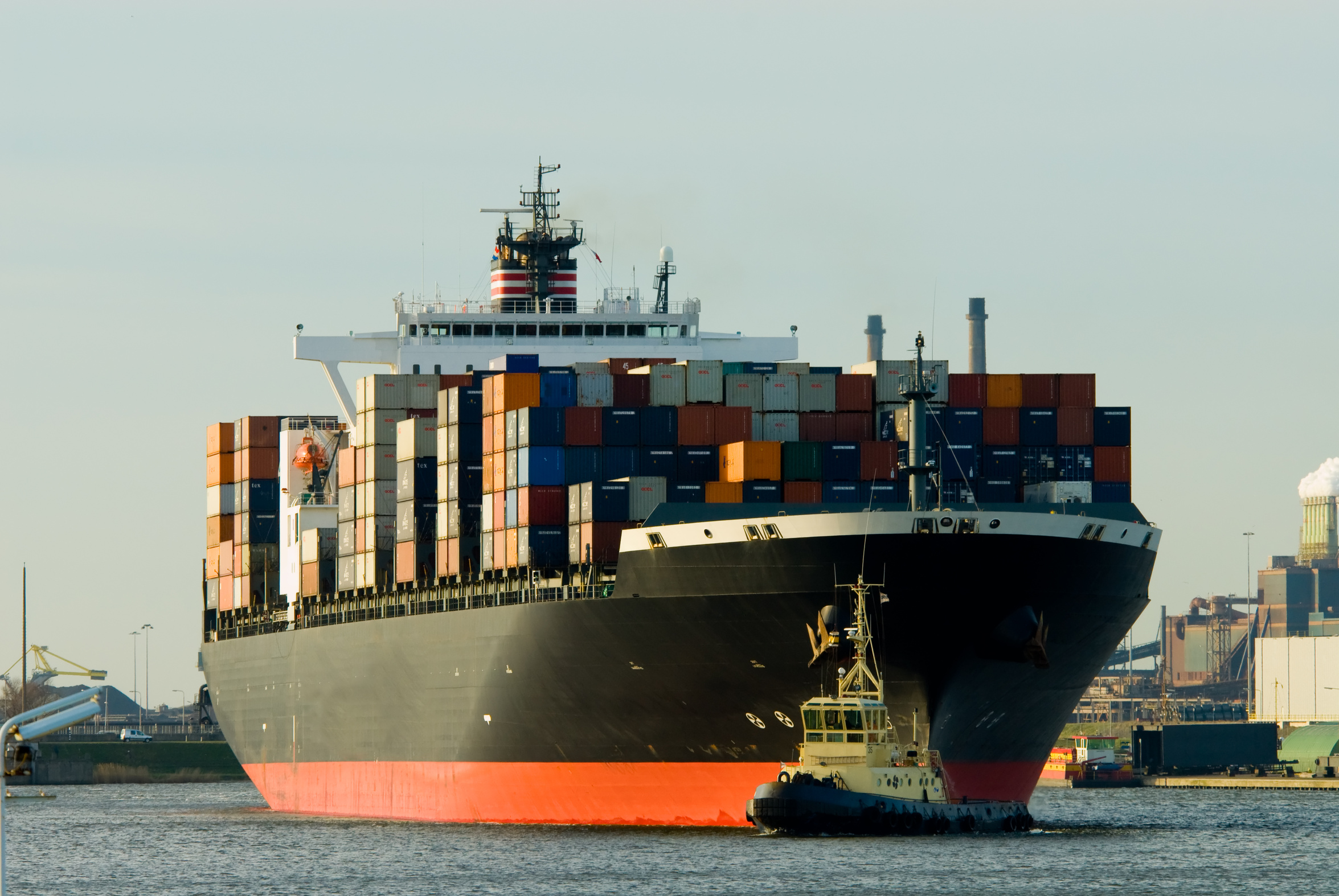 Containerschiff in einem Hafen