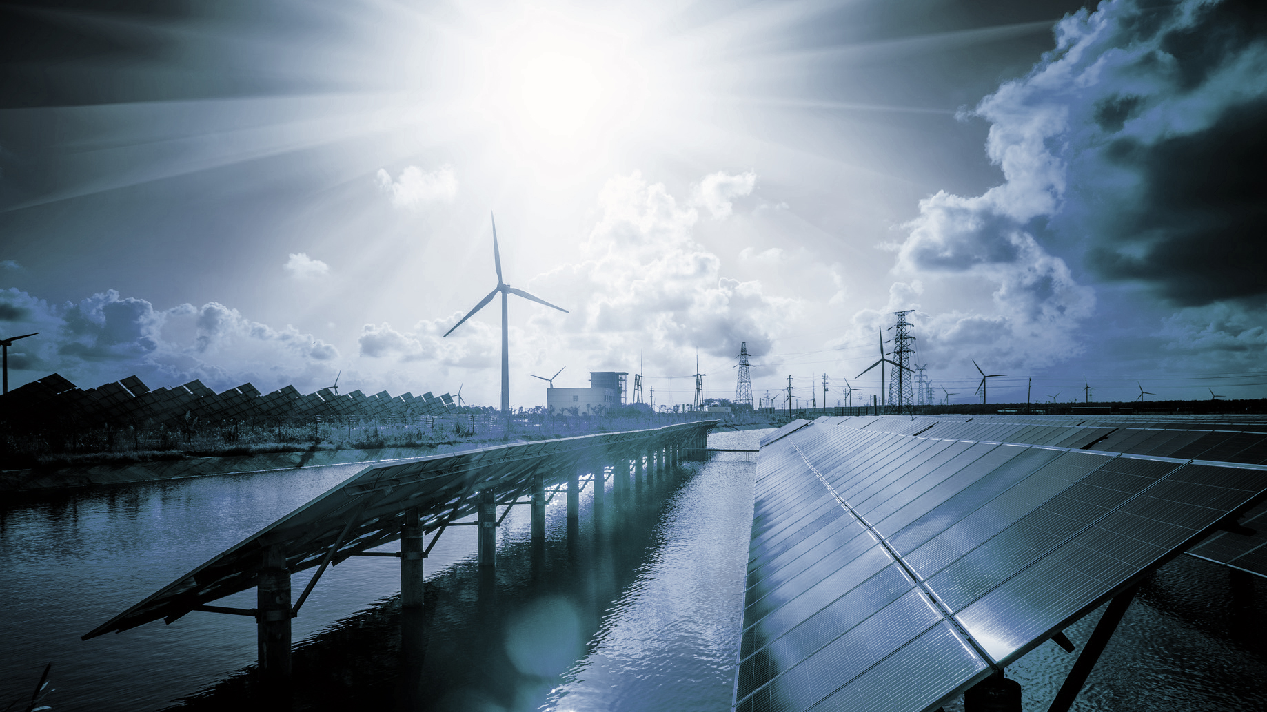 in einer futuristisch anmutenden Szenerie mit blauem Licht stehen Solarpanels auf einer Wasserfläche, im Hintergrund Windkraftanlagen und Strommasten