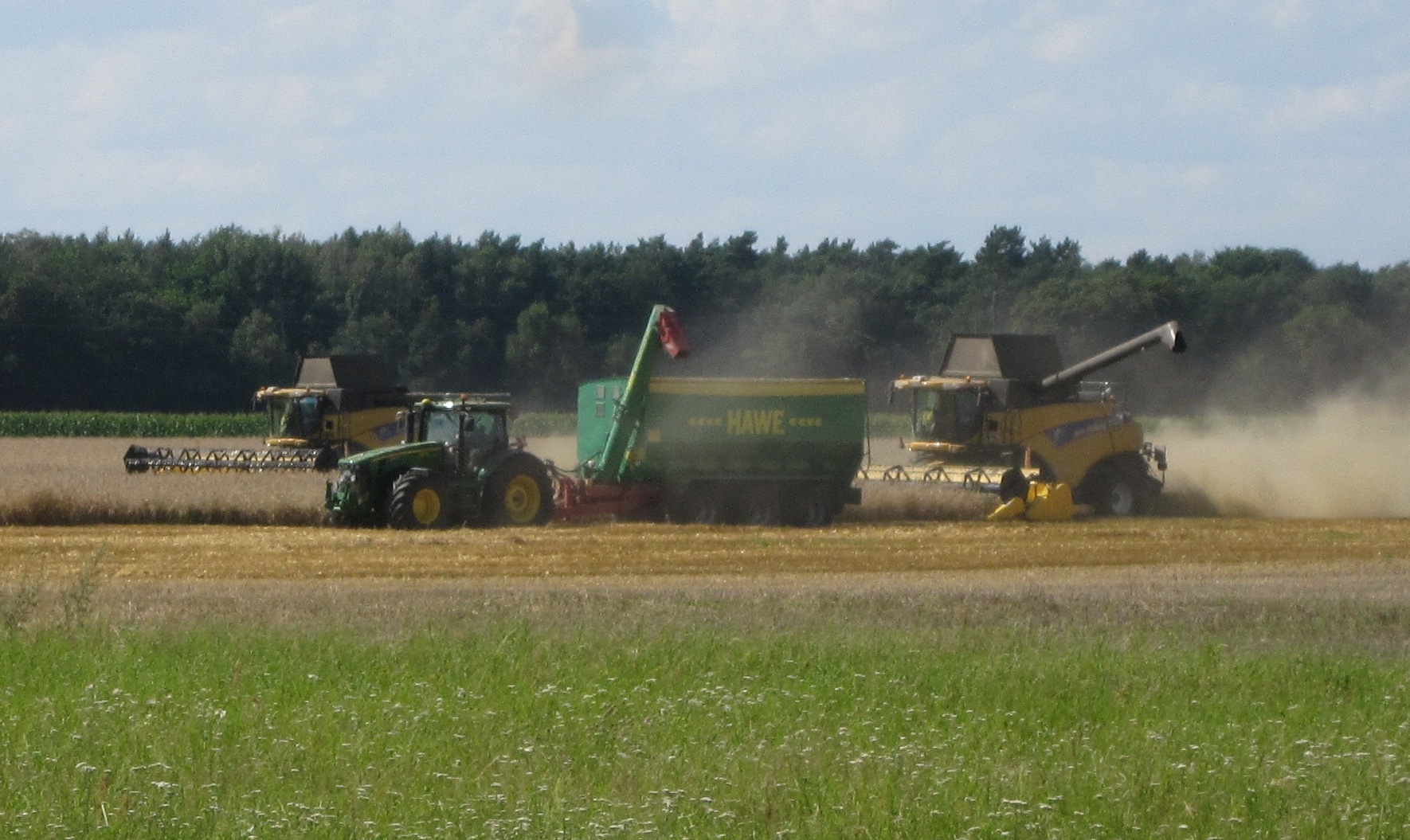 Traktoren bei der Ernte auf einem Feld