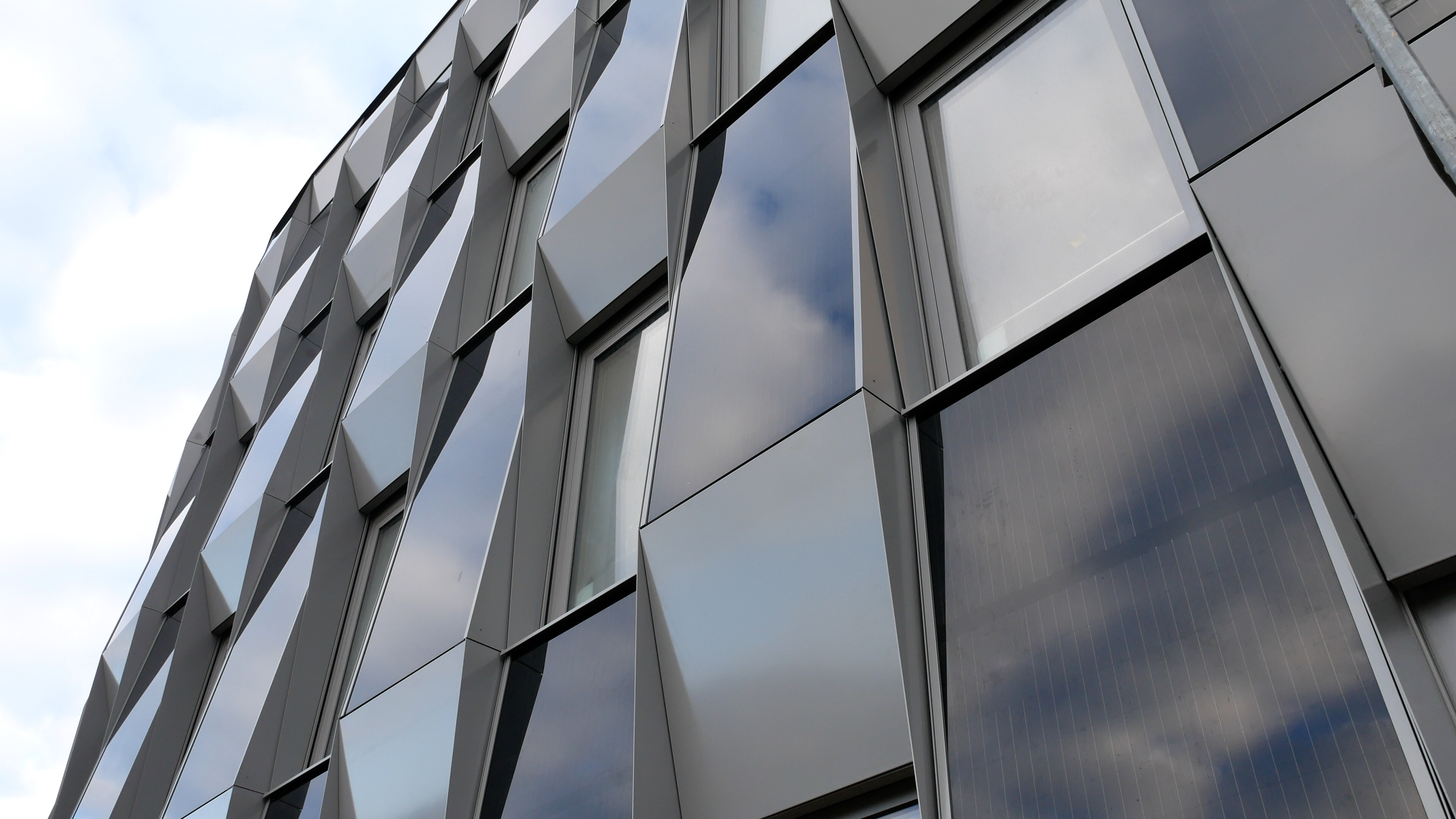 Gebäudefassade aus Photovoltaikmodulen