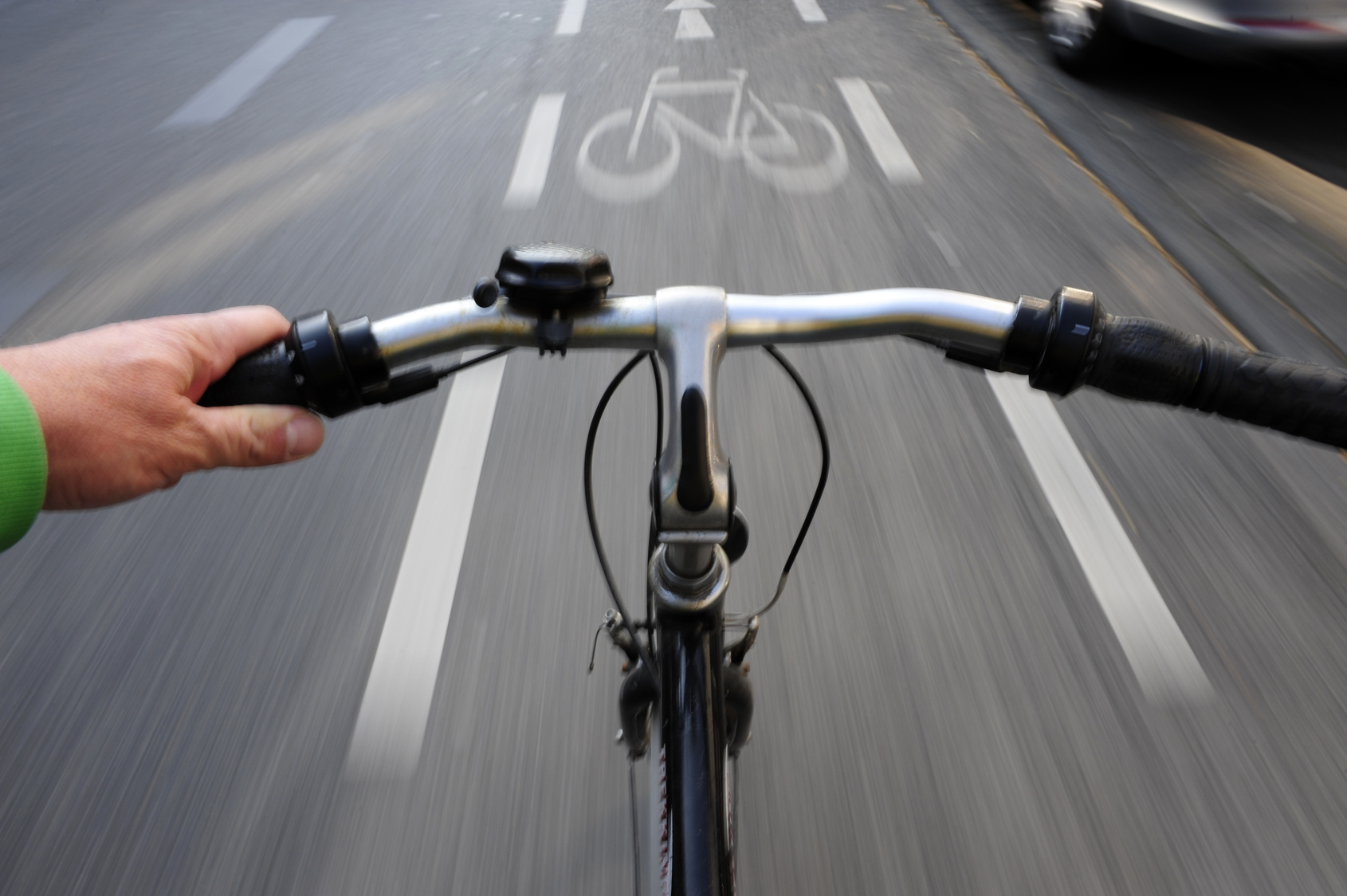 Fahrradfahren auf einem Radstreifen auf einer Straße aus Sicht eines Radfahrers fotografiert
