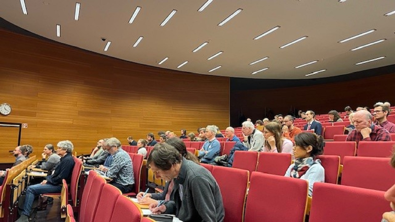 Im Hörsaal des Umweltbundesamtes sind die teilnehmenden Personen bei einem Vortrag. 