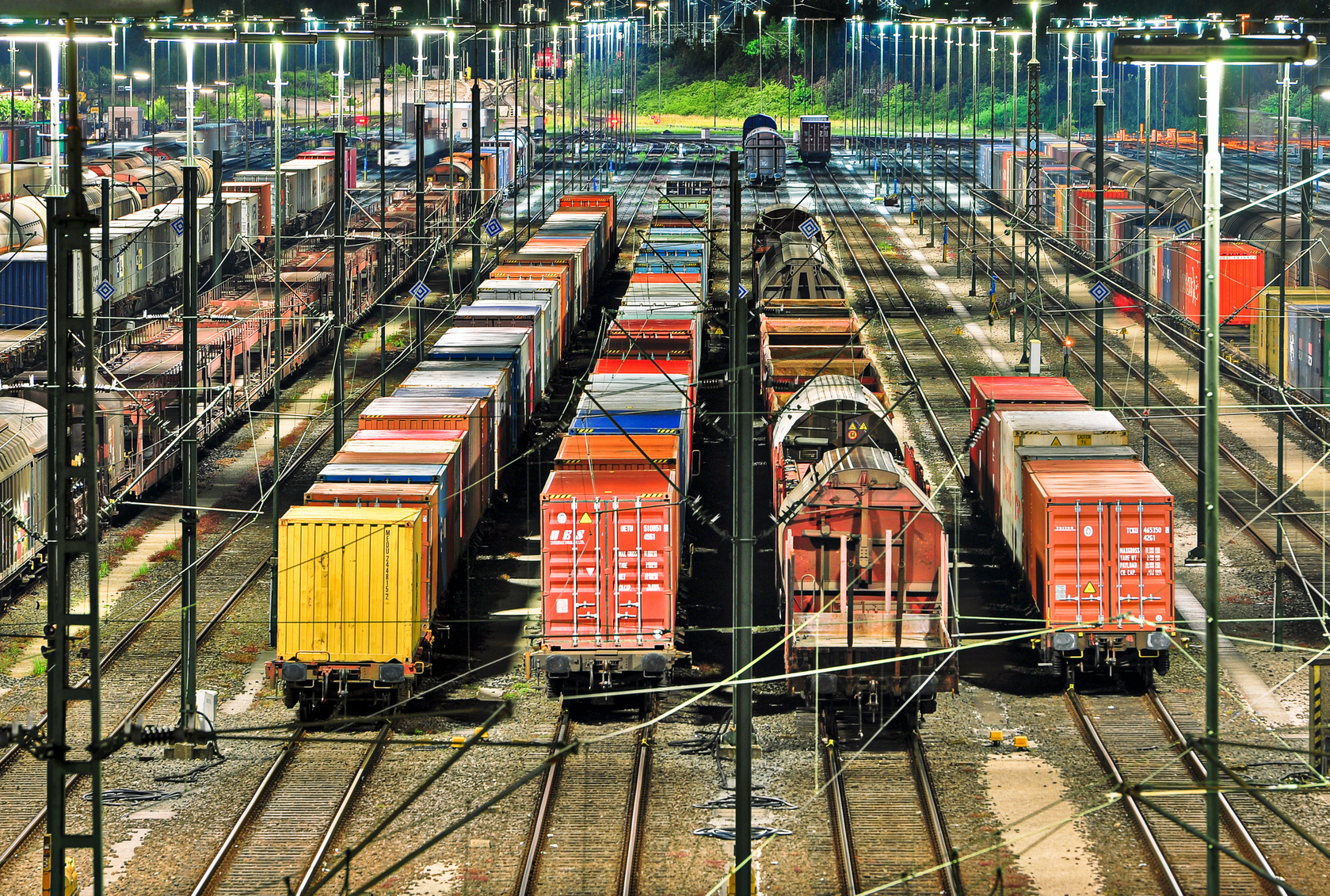 Rangierbahnhof mit vielen verschiedenfarbigen Güterzugwaggons