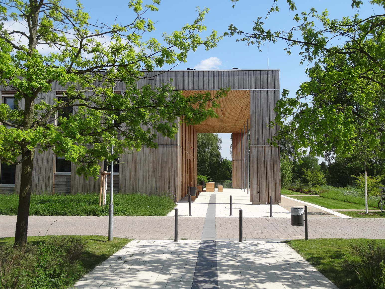 moderner Holzbau mit Flachdach im Grünen